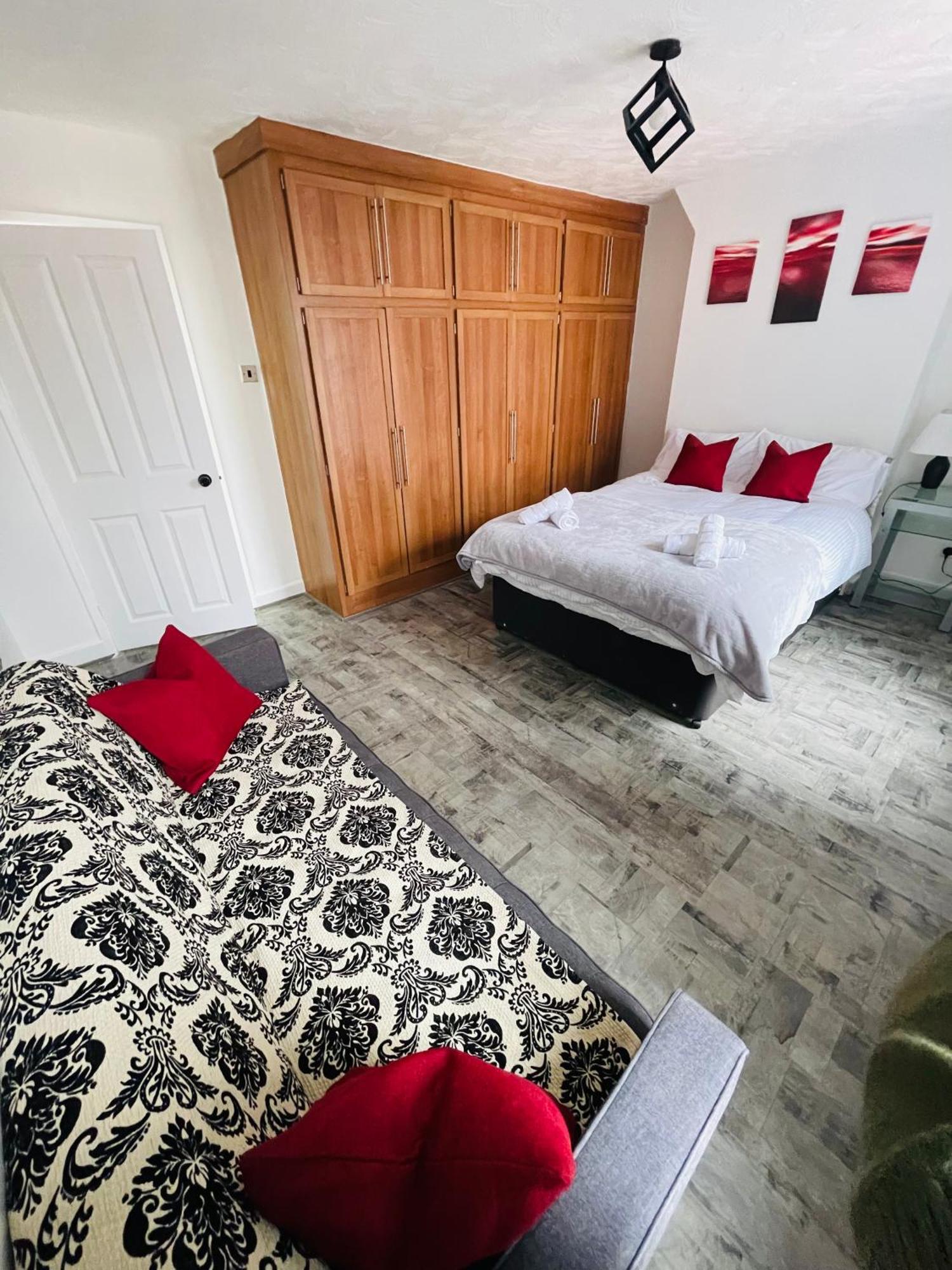 2 Double Bedroom Private, Close To Old Trafford & City Centre *