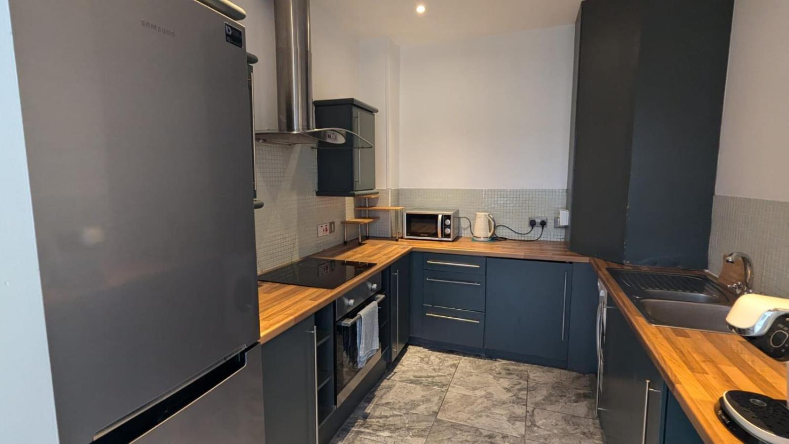 Spacious 2 Bed In Centre Apartment