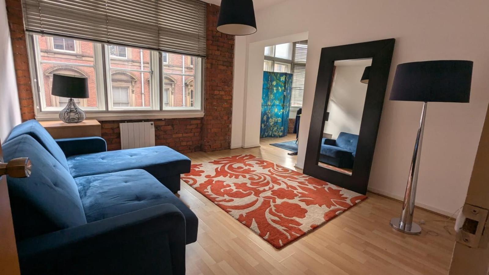 Spacious 2 Bed In Centre Apartment *
