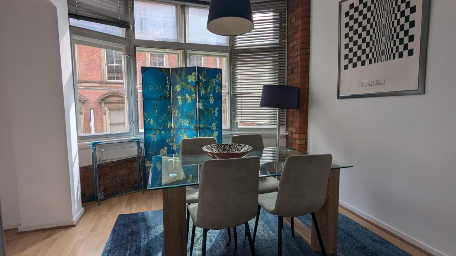 Spacious 2 Bed In Centre Apartment *