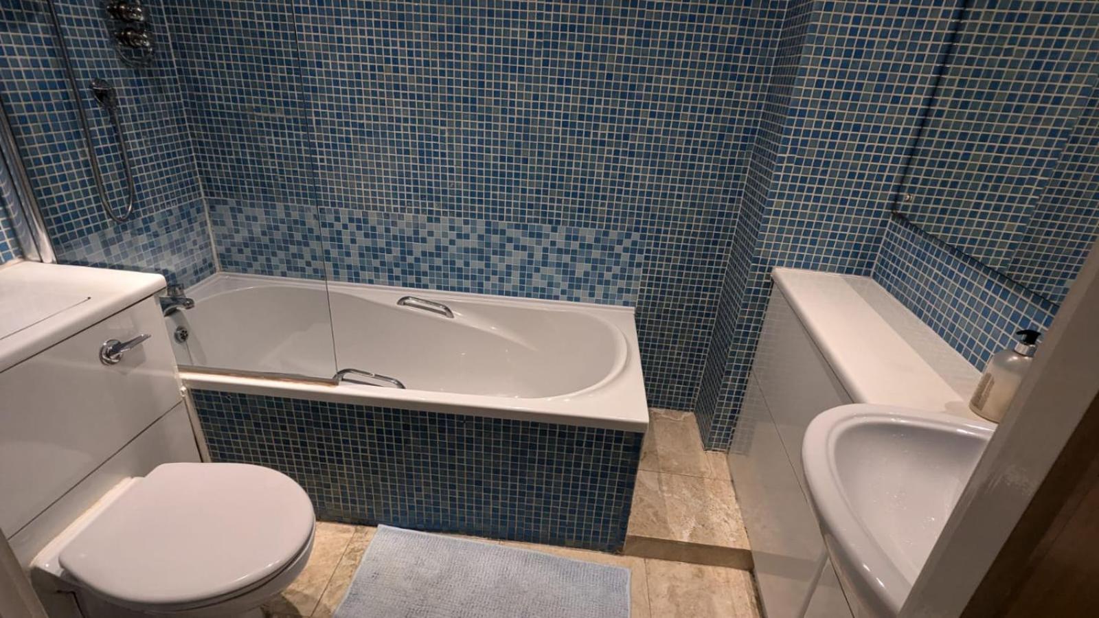 Spacious 2 Bed In Centre *