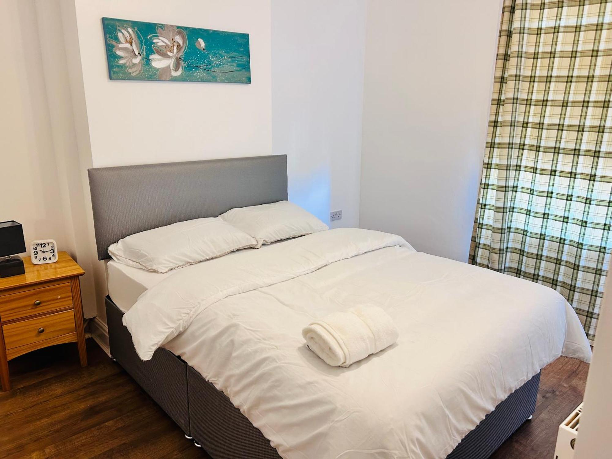 Charming Double Bed In New Moston Bed & Breakfast