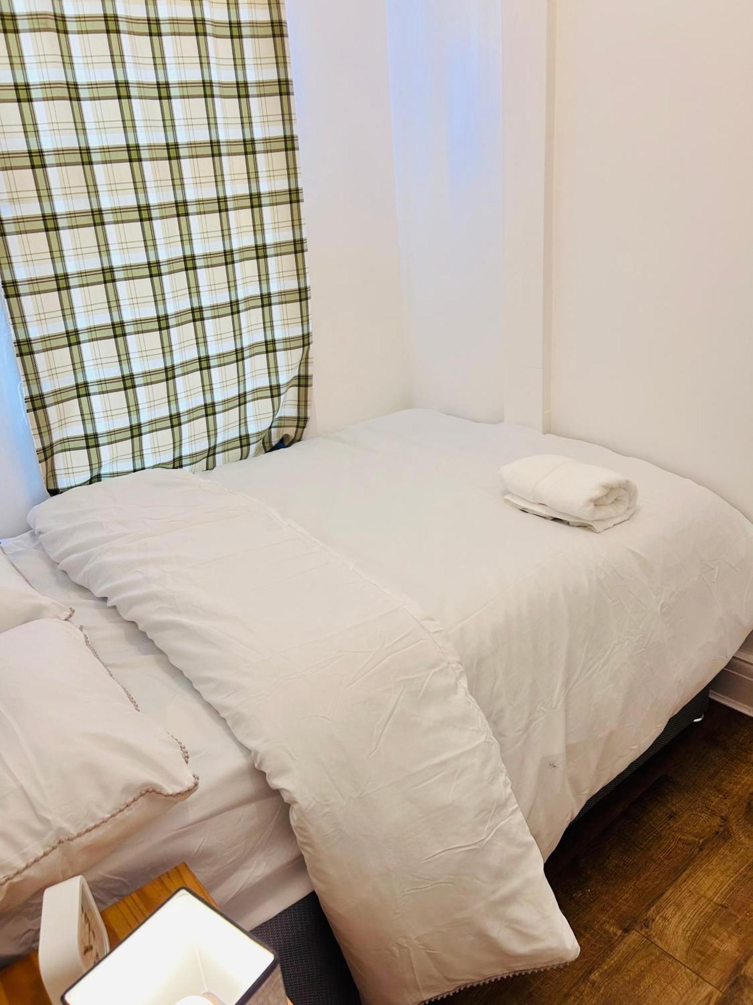 Charming Double Bed In New Moston Bed & Breakfast Manchester