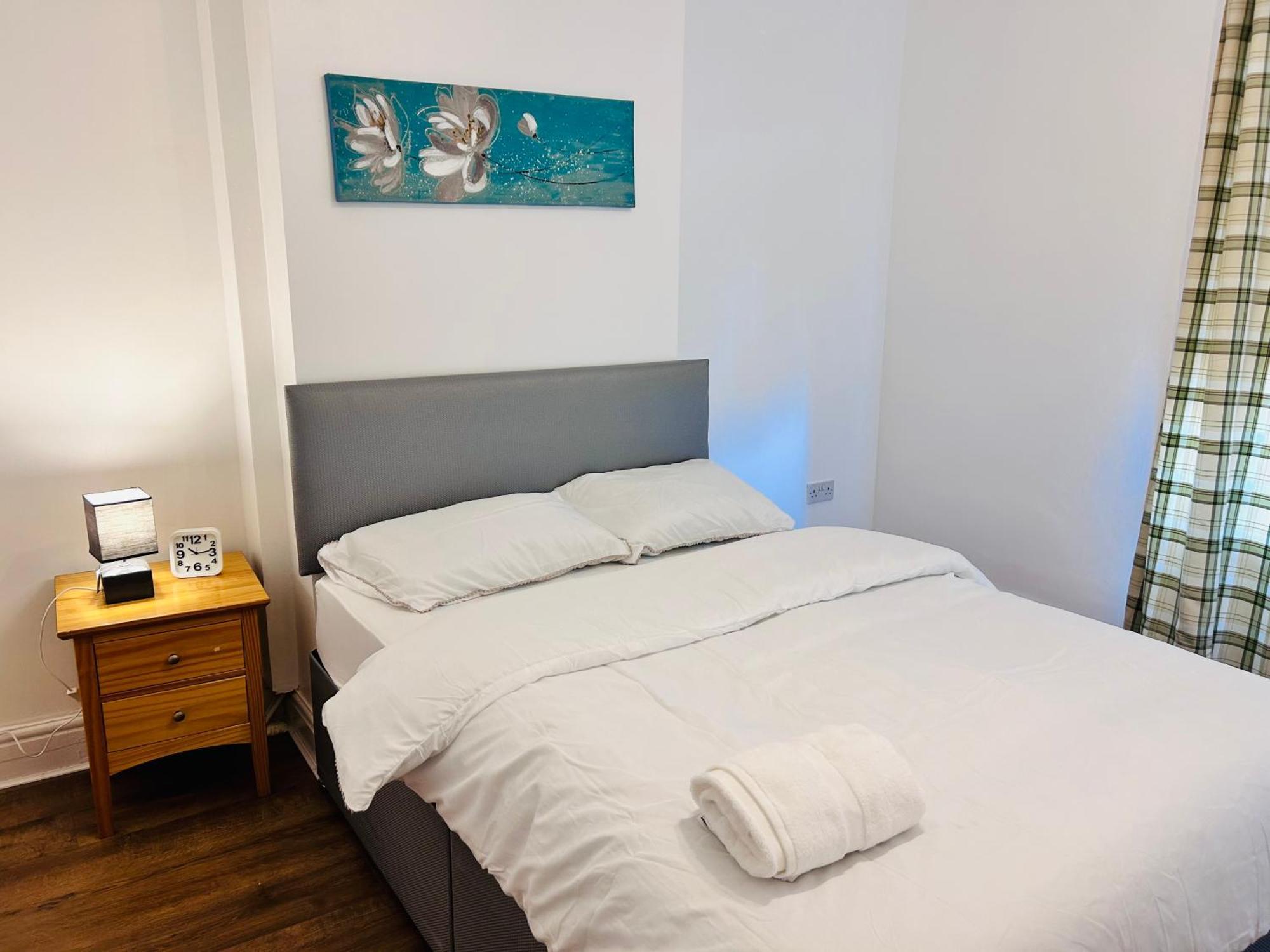 Charming Double Bed In New Moston Bed & Breakfast