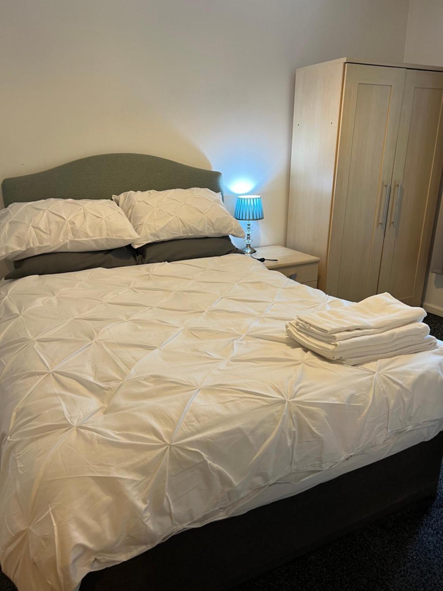 2 Bed Townhouse, Sleeps 5, Close To Centre Manchester