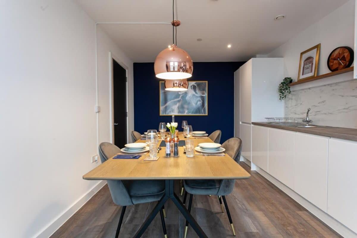 Modern 2 Bed 5min To Old Trafford Apartment *