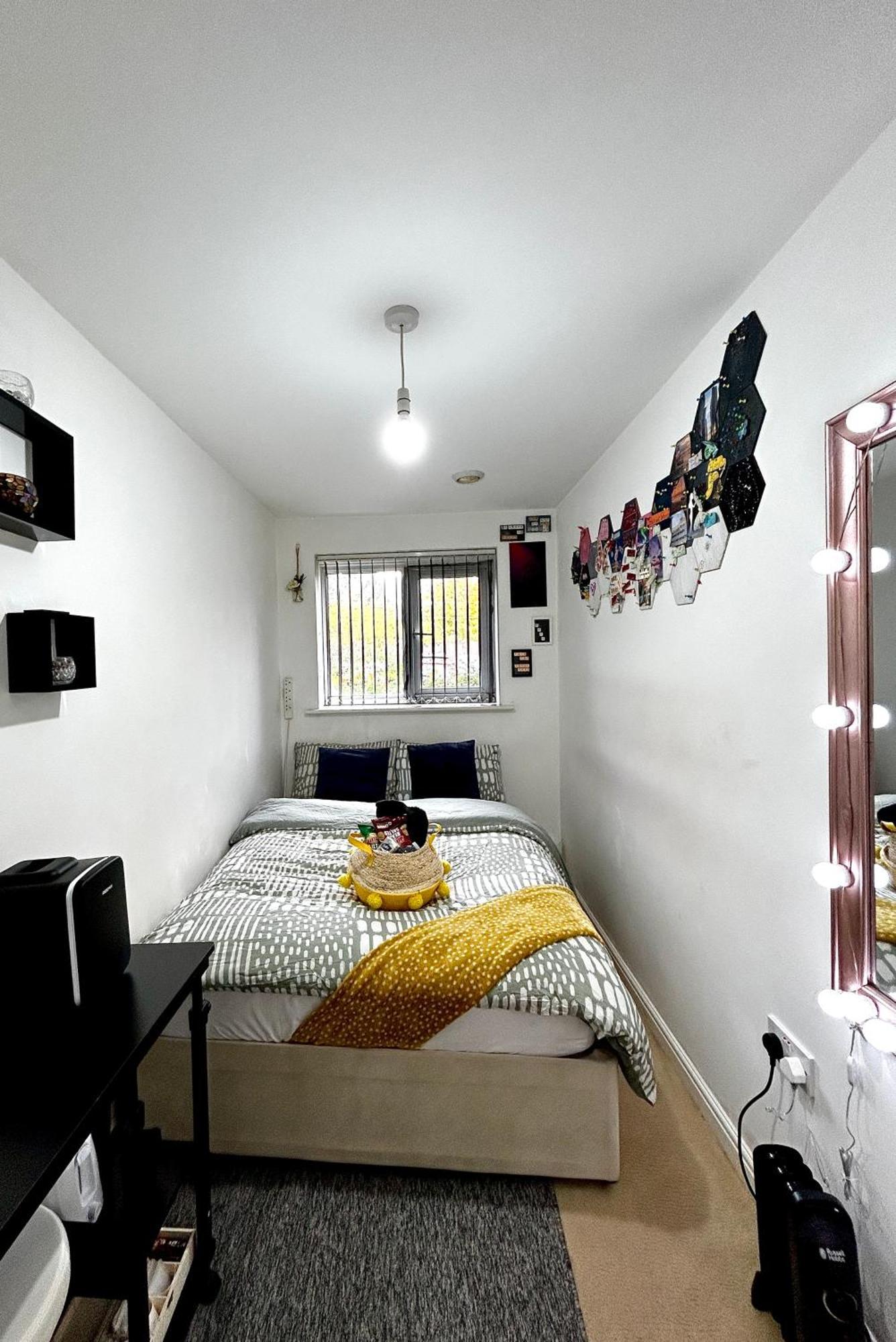 Cozy Private With Private Bathroom & Free Parking In Salford! *
