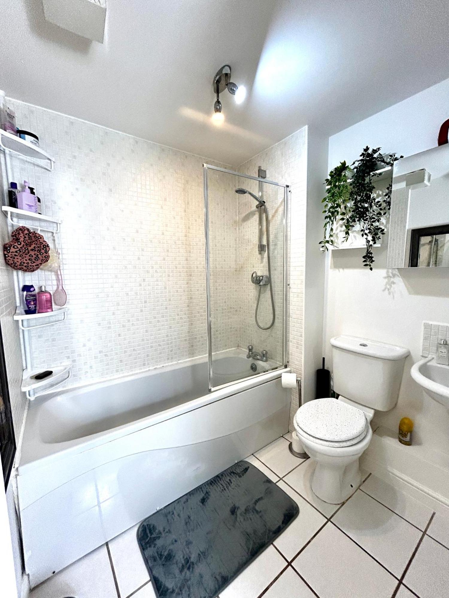 Cozy Private With Private Bathroom & Free Parking In Salford! Apartment *