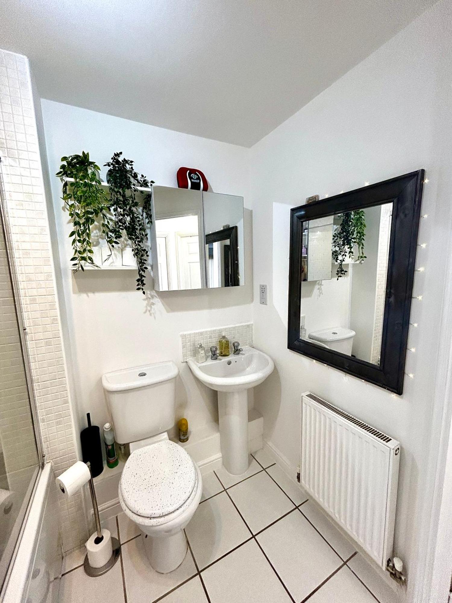 Cozy Private With Private Bathroom & Free Parking In Salford!