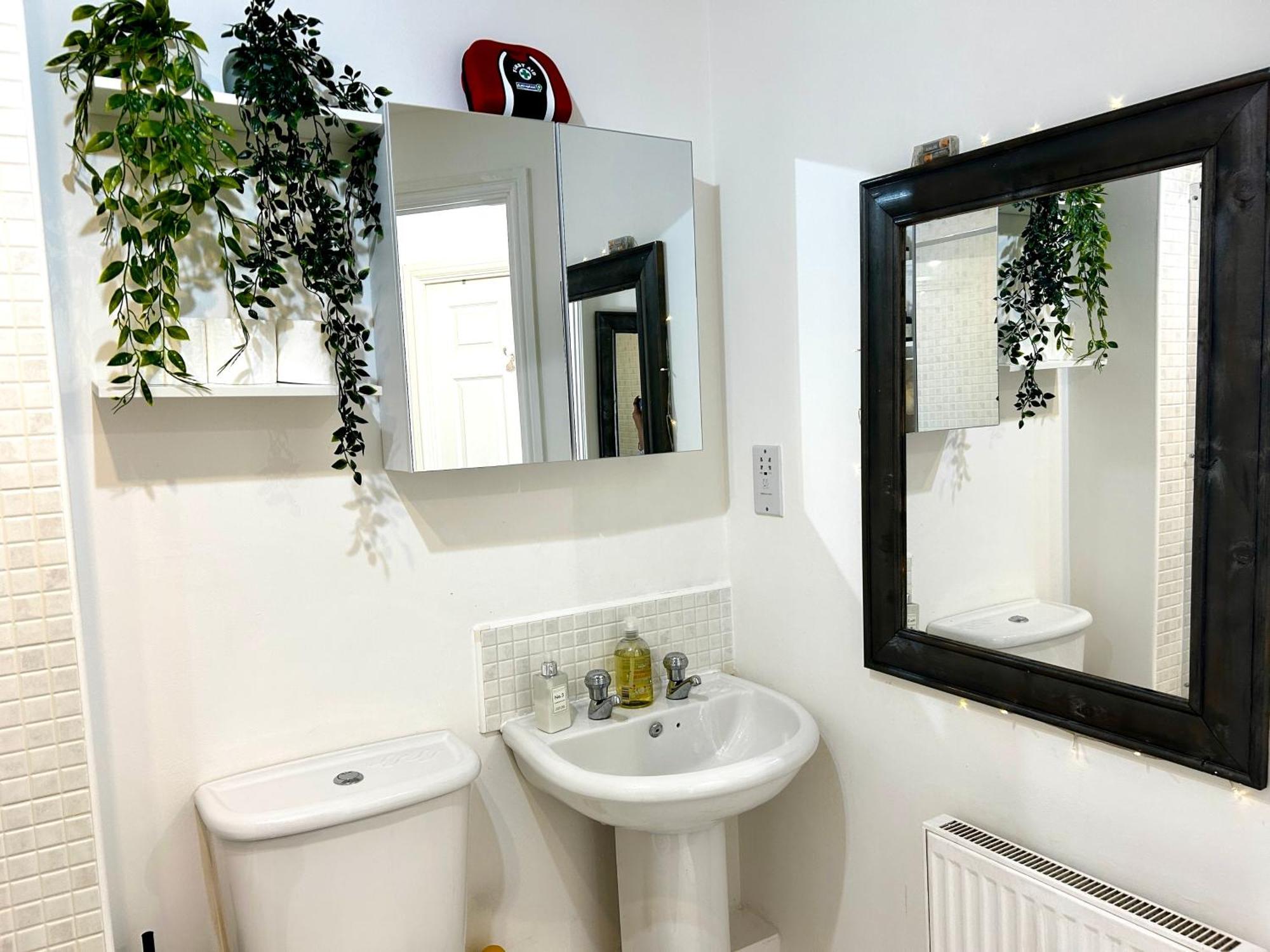 Cozy Private With Private Bathroom & Free Parking In Salford! Apartment *