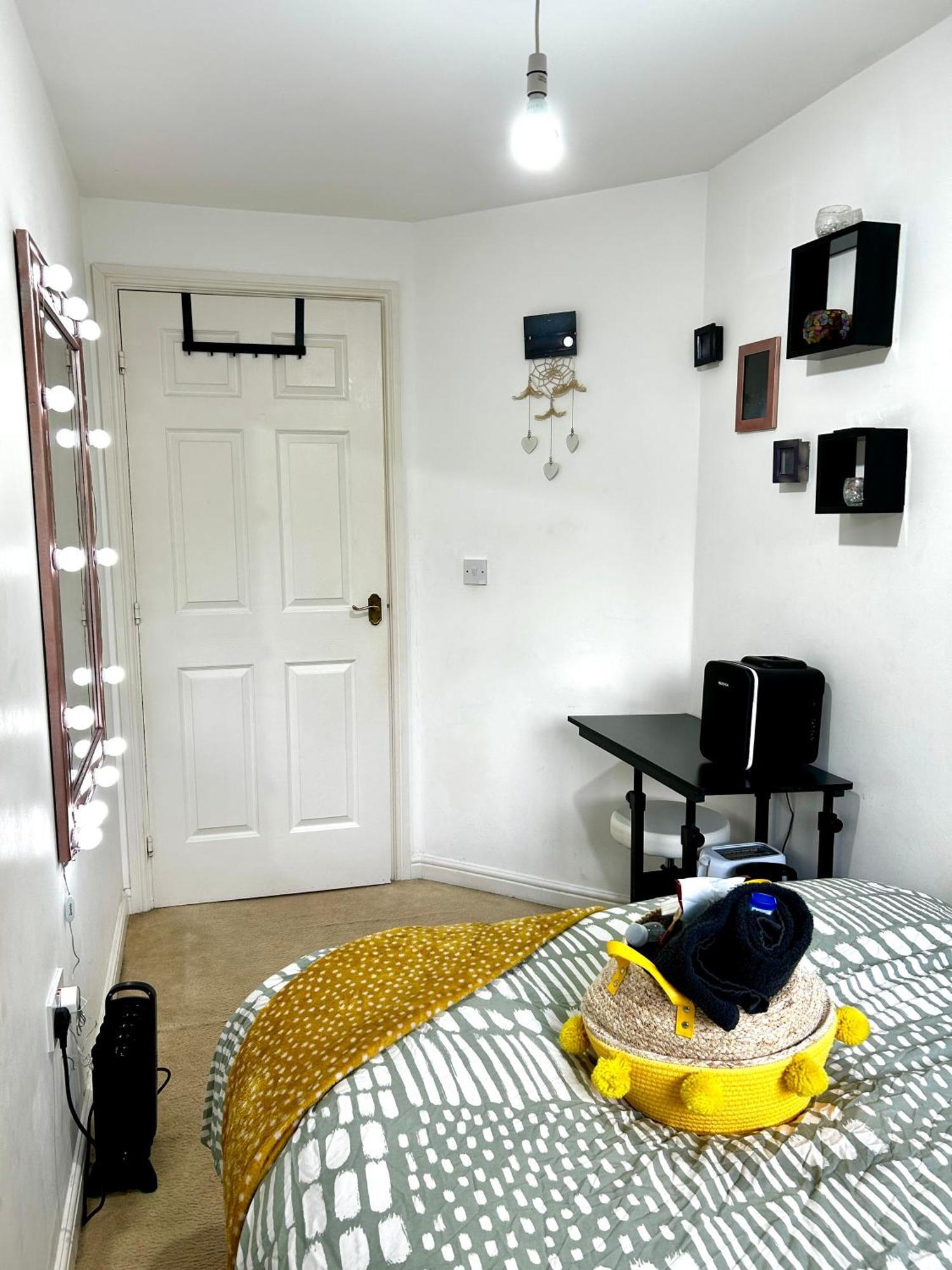 Apartment Cozy Private With Private Bathroom & Free Parking In Salford! Manchester