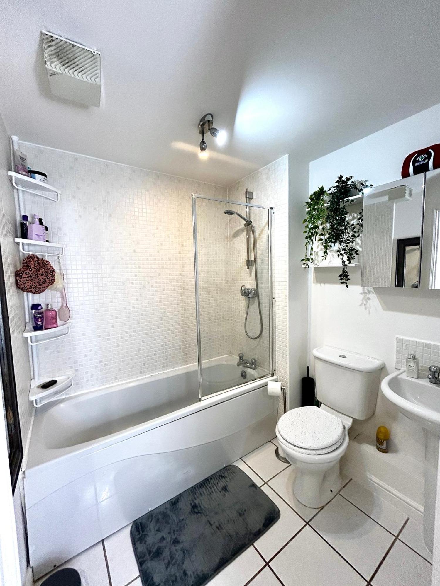 Cozy Private With Private Bathroom & Free Parking In Salford! *