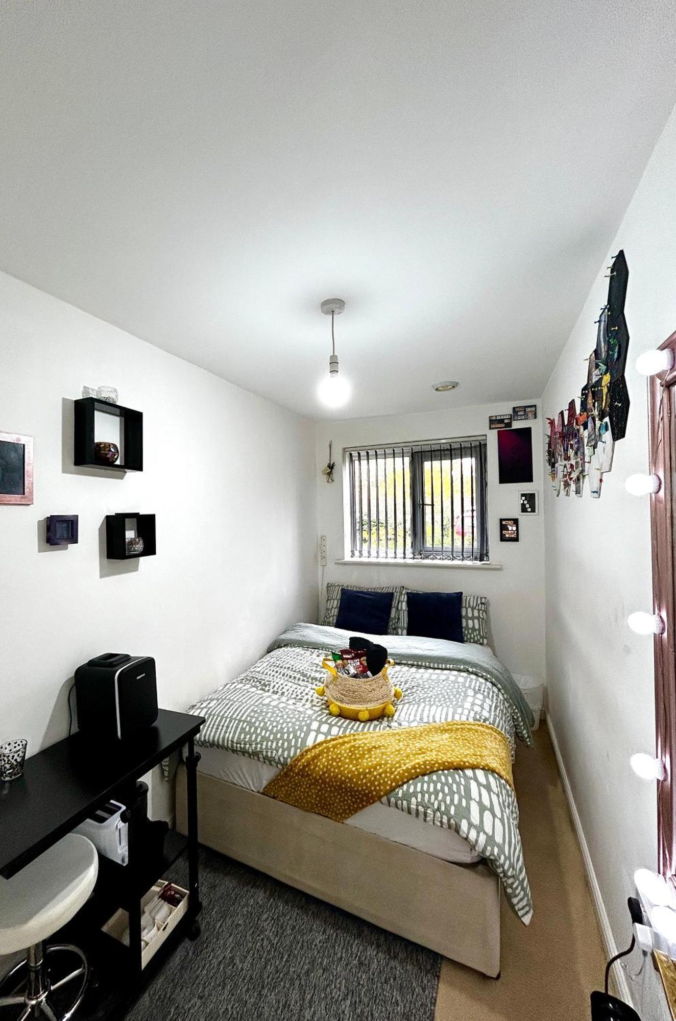 Cozy Private With Private Bathroom & Free Parking In Salford!