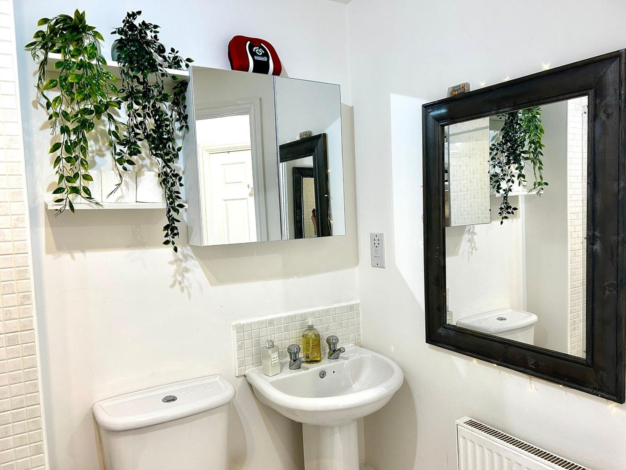 Cozy Private With Private Bathroom & Free Parking In Salford! Apartment
