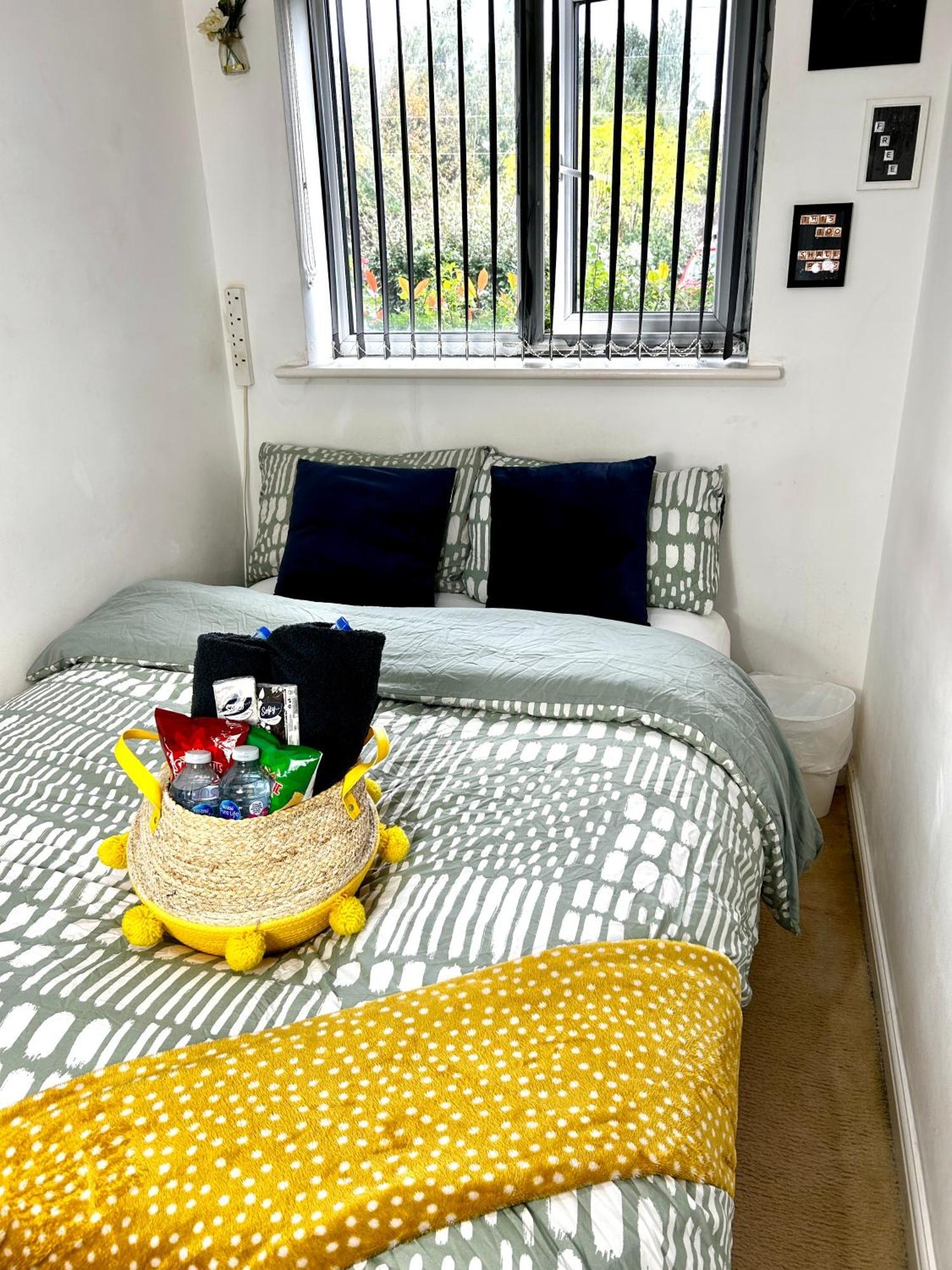 Apartment Cozy Private With Private Bathroom & Free Parking In Salford!