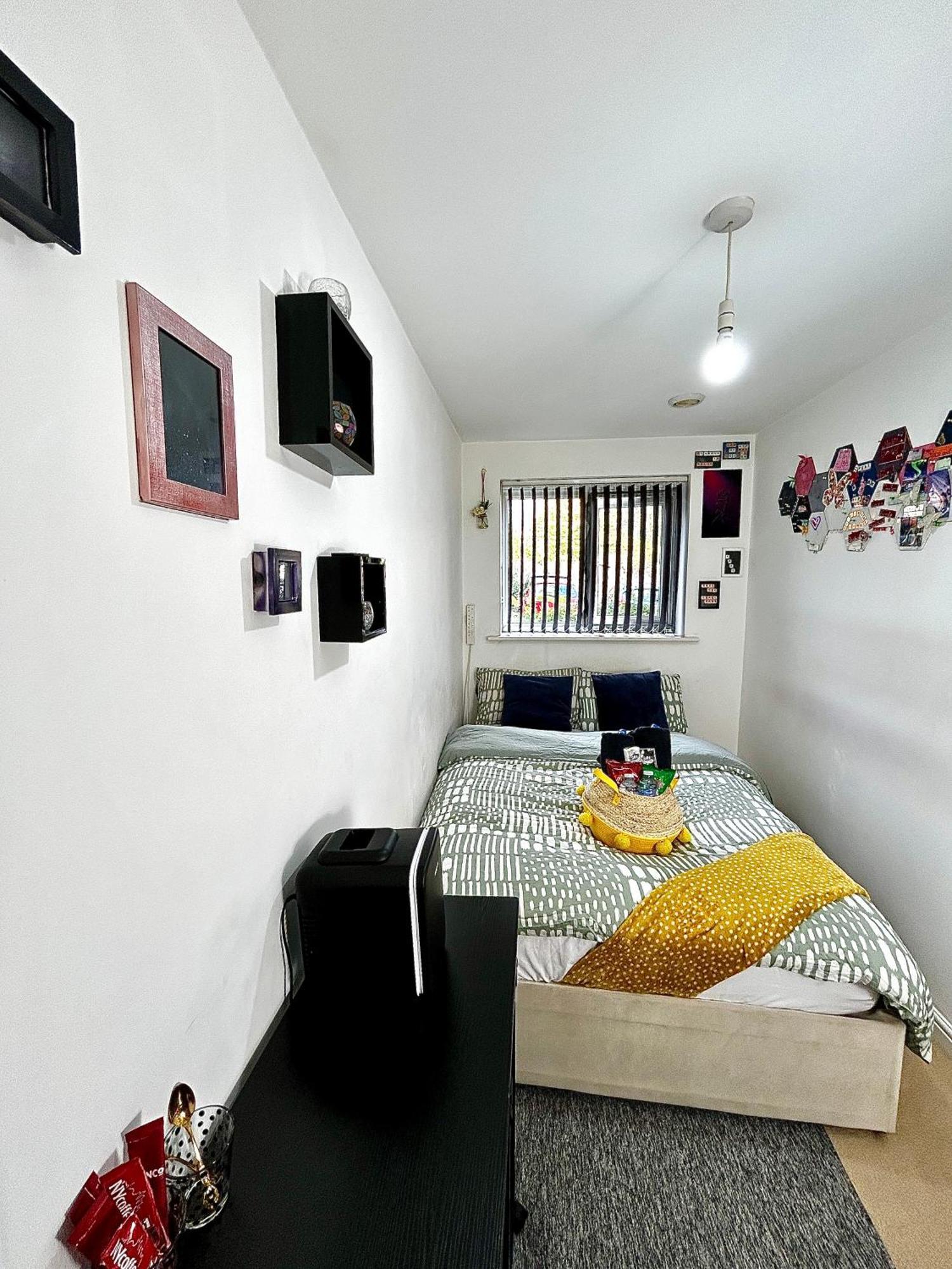 Cozy Private With Private Bathroom & Free Parking In Salford!