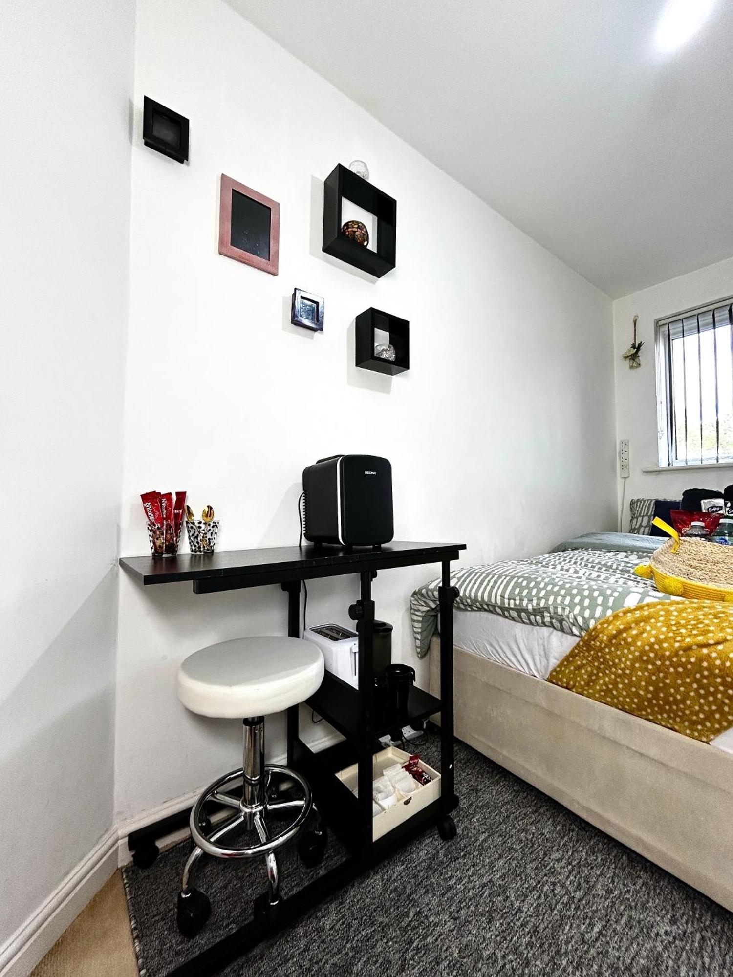 Apartment Cozy Private With Private Bathroom & Free Parking In Salford!