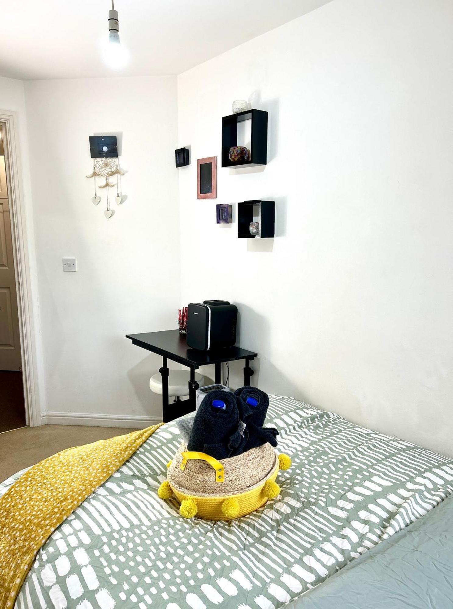 Cozy Private With Private Bathroom & Free Parking In Salford! Apartment *