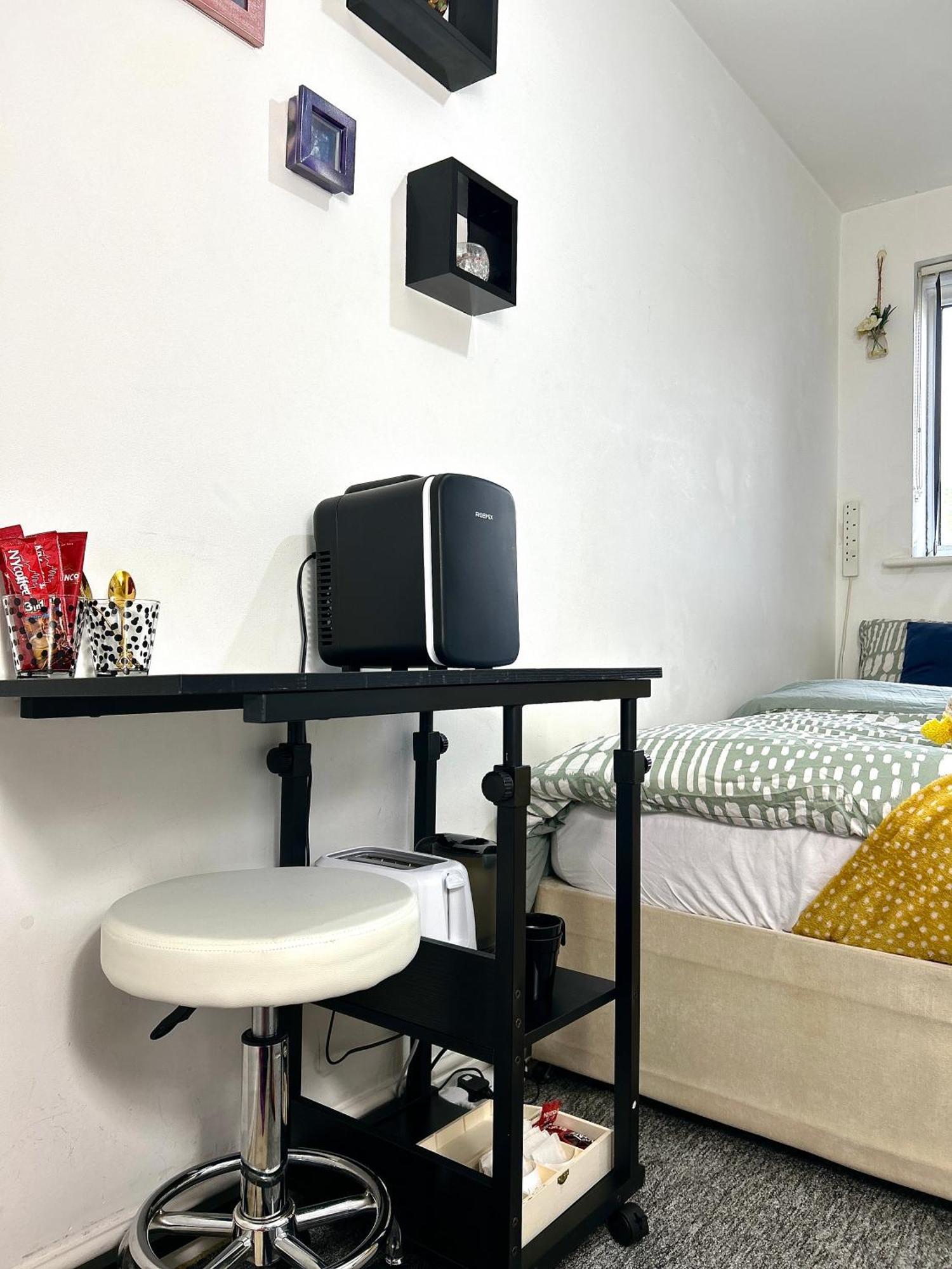 Cozy Private With Private Bathroom & Free Parking In Salford! * Manchester