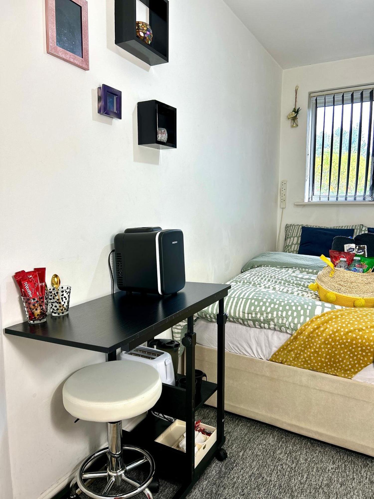 Cozy Private With Private Bathroom & Free Parking In Salford! Apartment *
