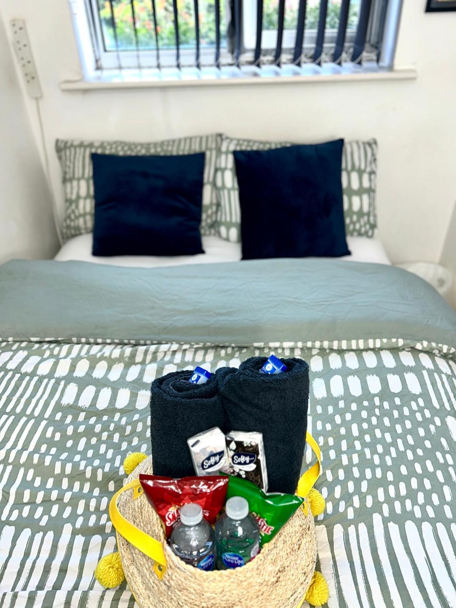 Cozy Private With Private Bathroom & Free Parking In Salford! Apartment *