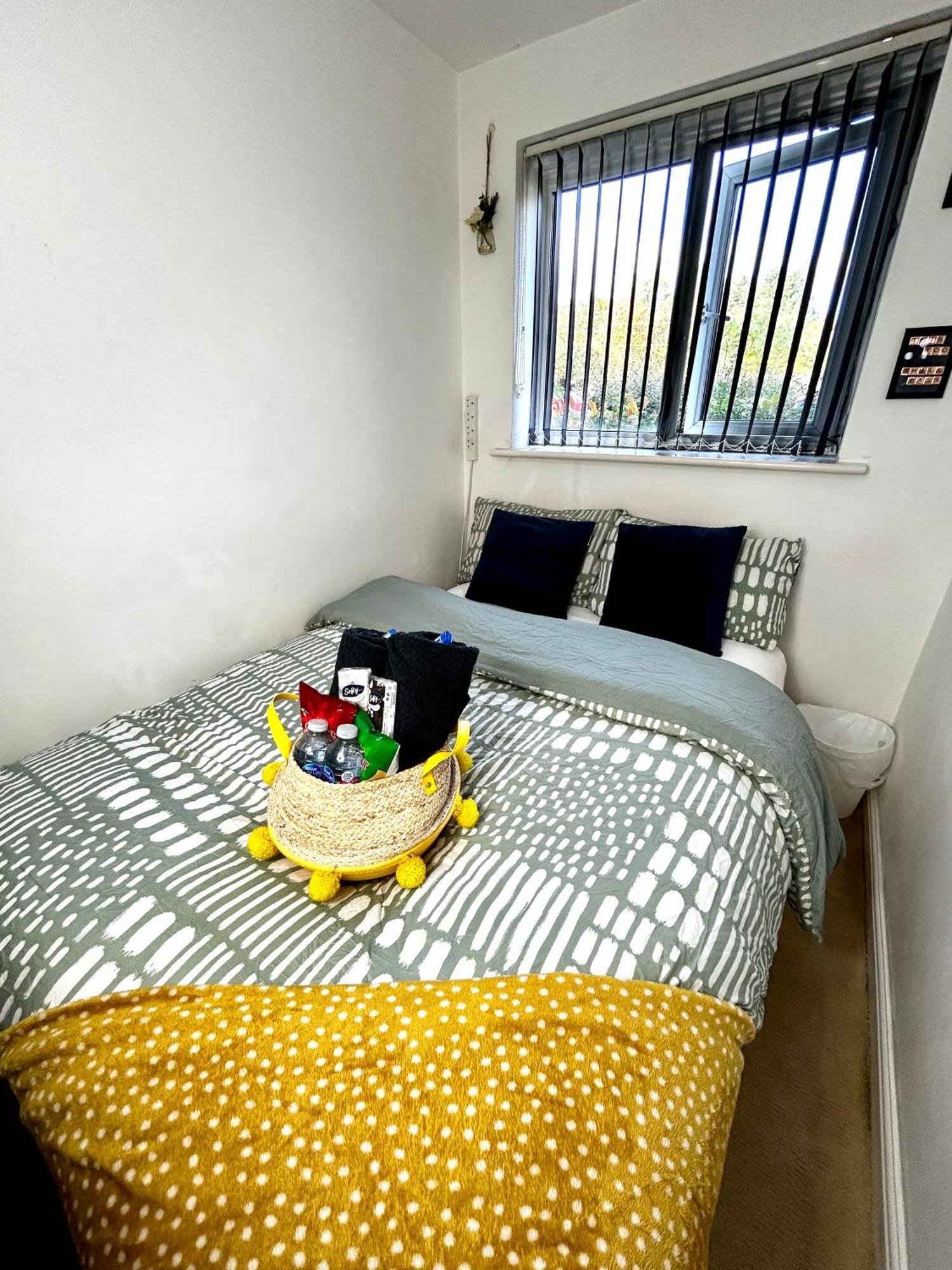Cozy Private With Private Bathroom & Free Parking In Salford! * Manchester