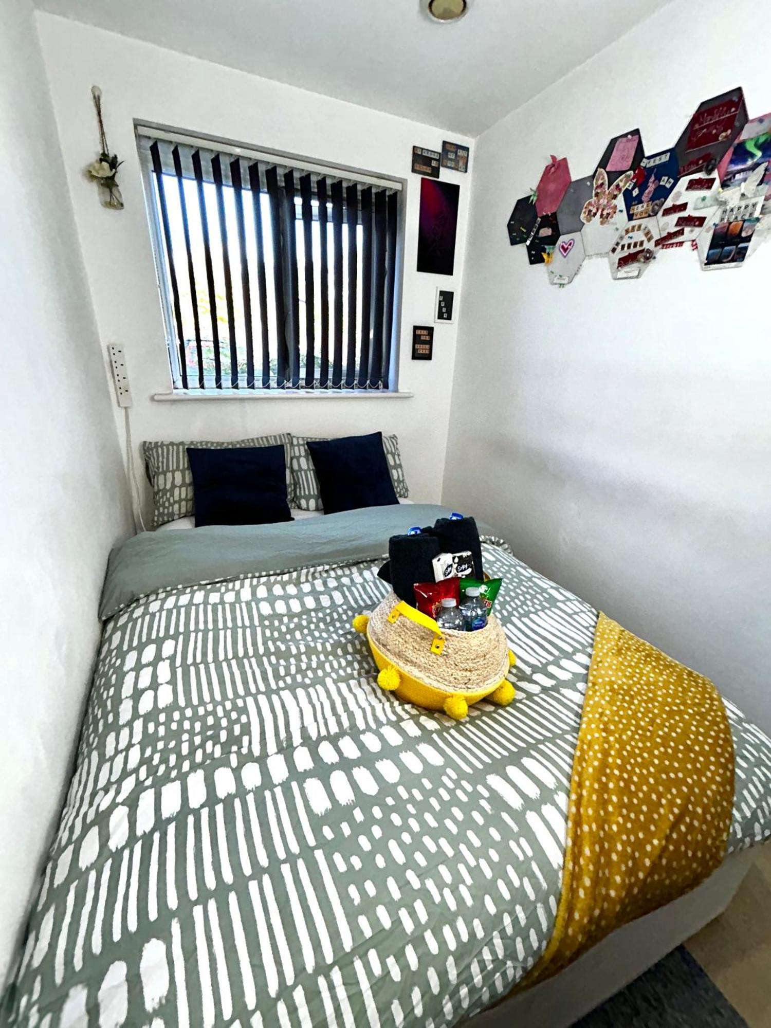 Cozy Private With Private Bathroom & Free Parking In Salford! Apartment