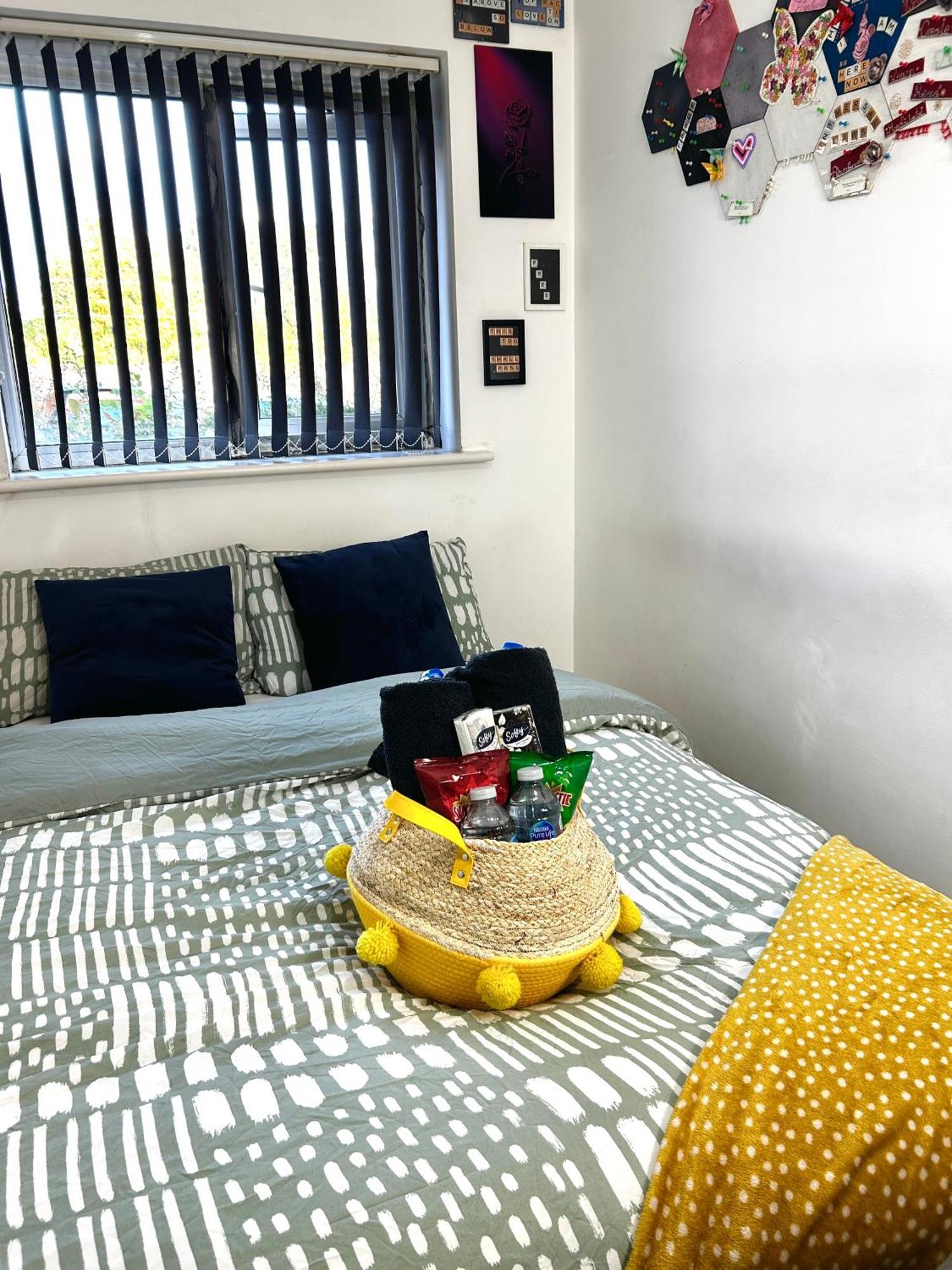 Apartment Cozy Private With Private Bathroom & Free Parking In Salford!