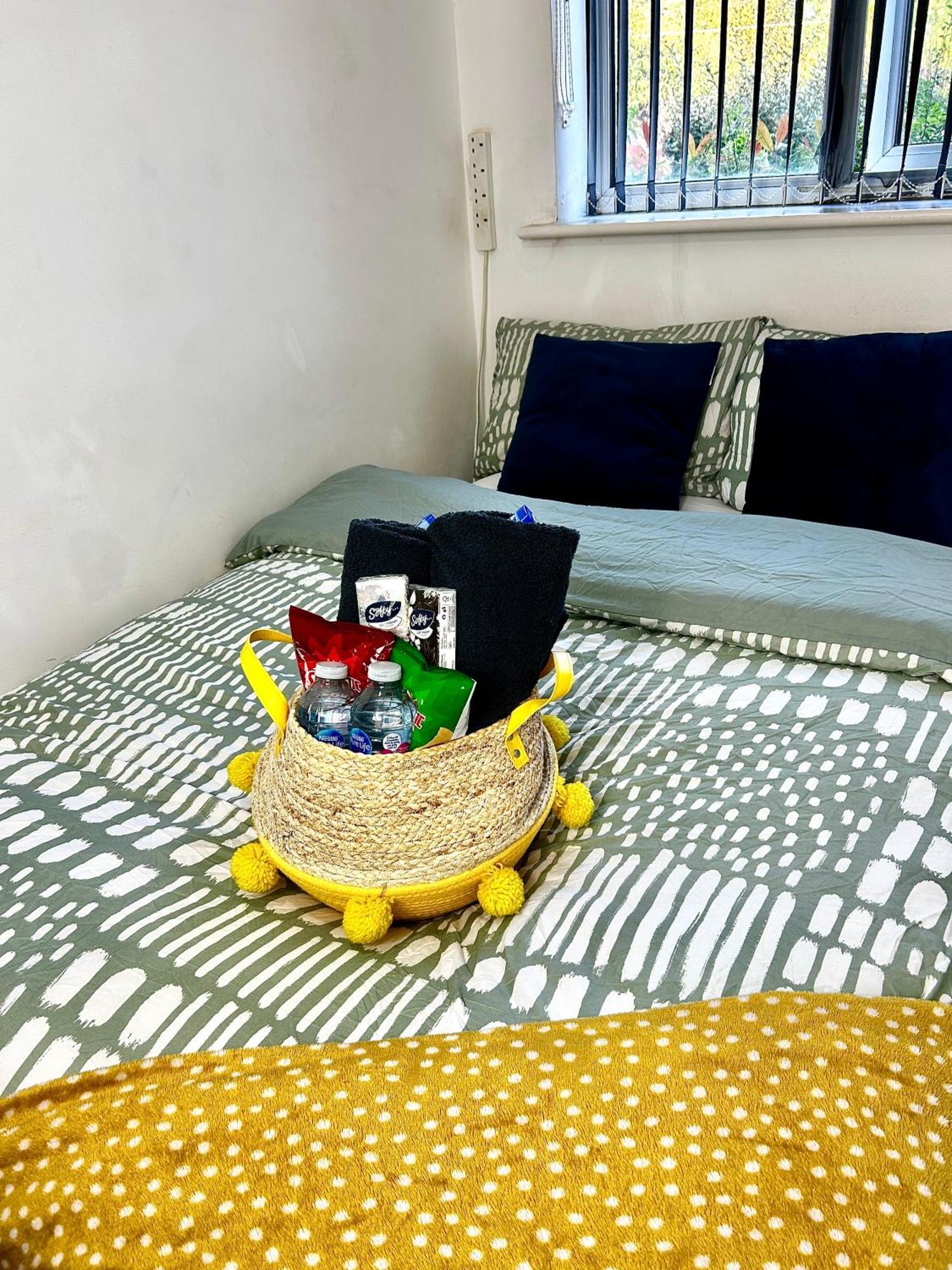 Cozy Private With Private Bathroom & Free Parking In Salford! * Manchester