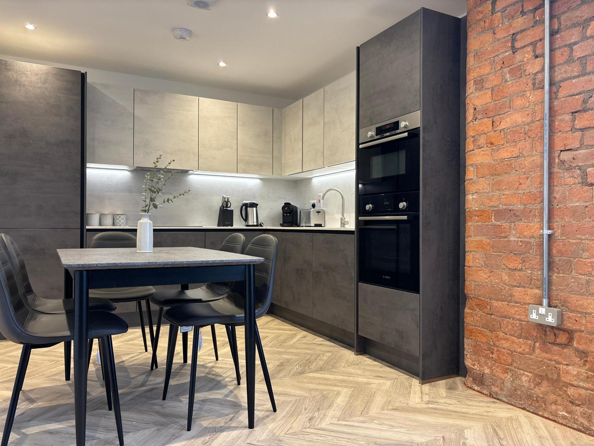 Apt, Free Parking, Business, Couples & Families Manchester