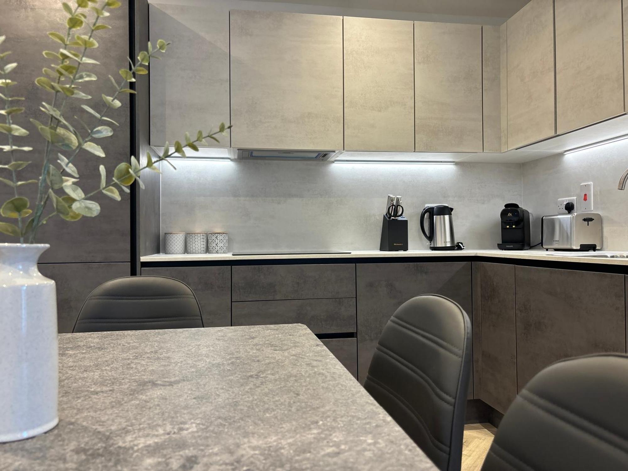 Apt, Free Parking, Business, Couples & Families * Manchester