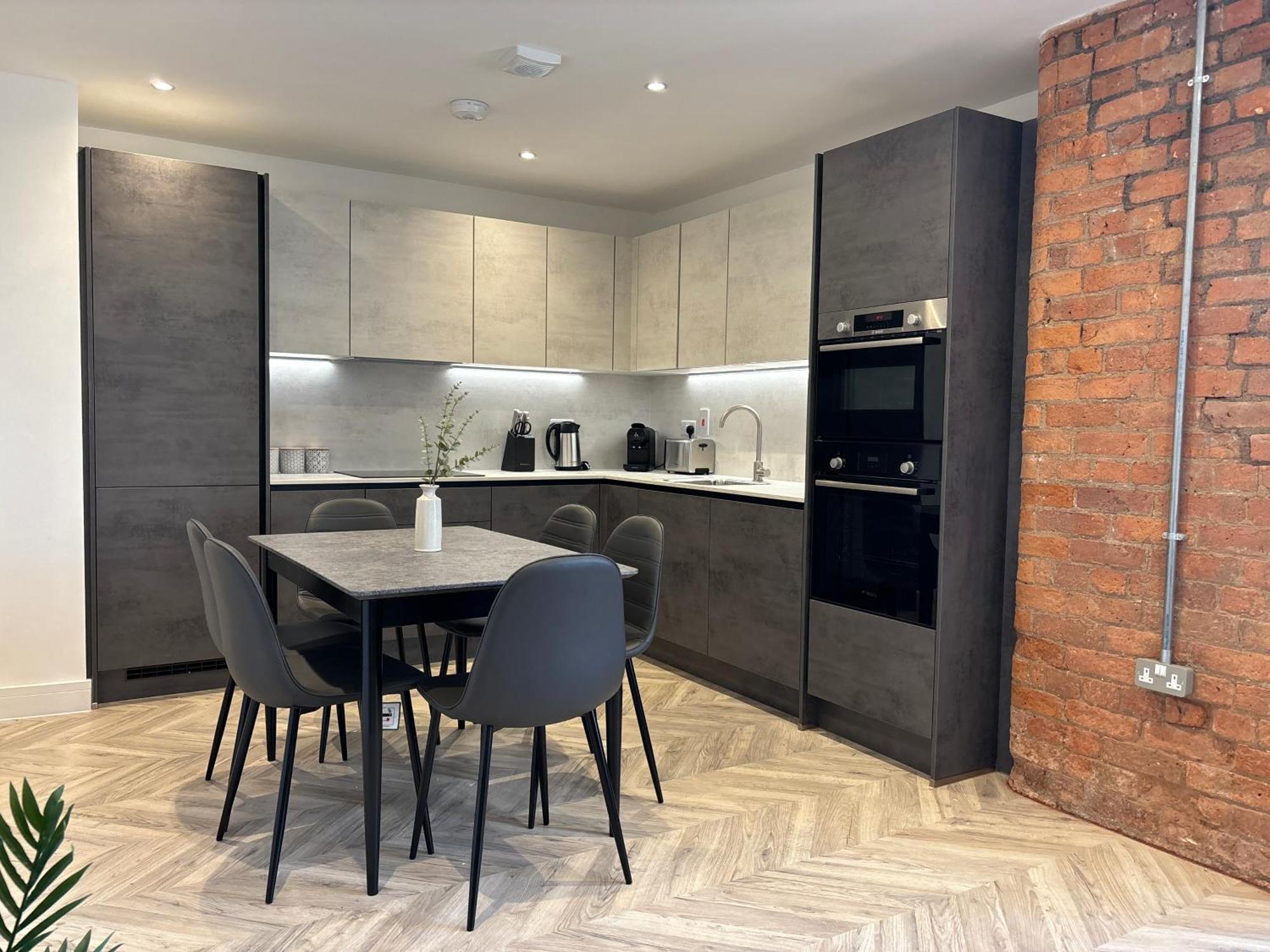 Apt, Free Parking, Business, Couples & Families Manchester