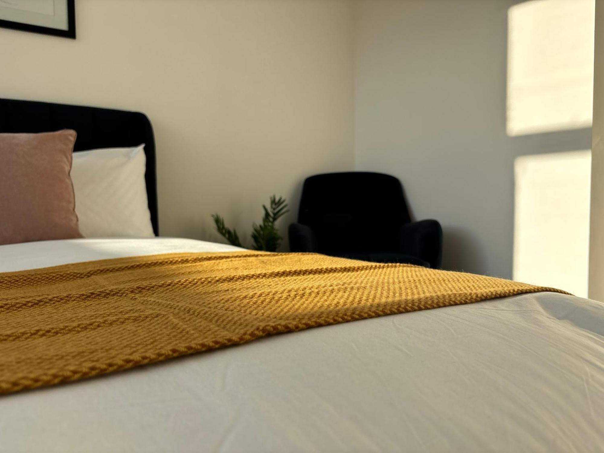 Apt, Free Parking, Business, Couples & Families * Manchester