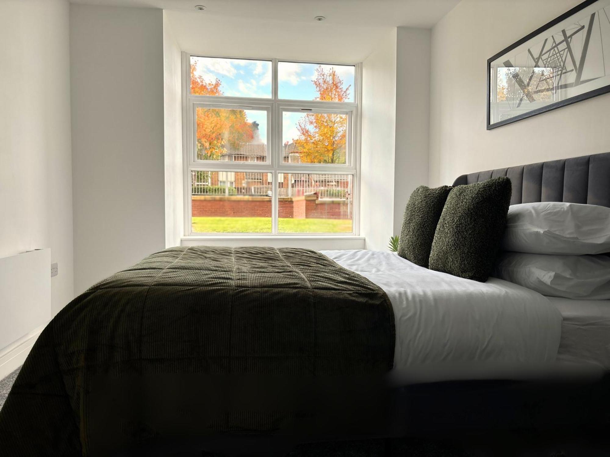 Apt, Free Parking, Business, Couples & Families * Manchester