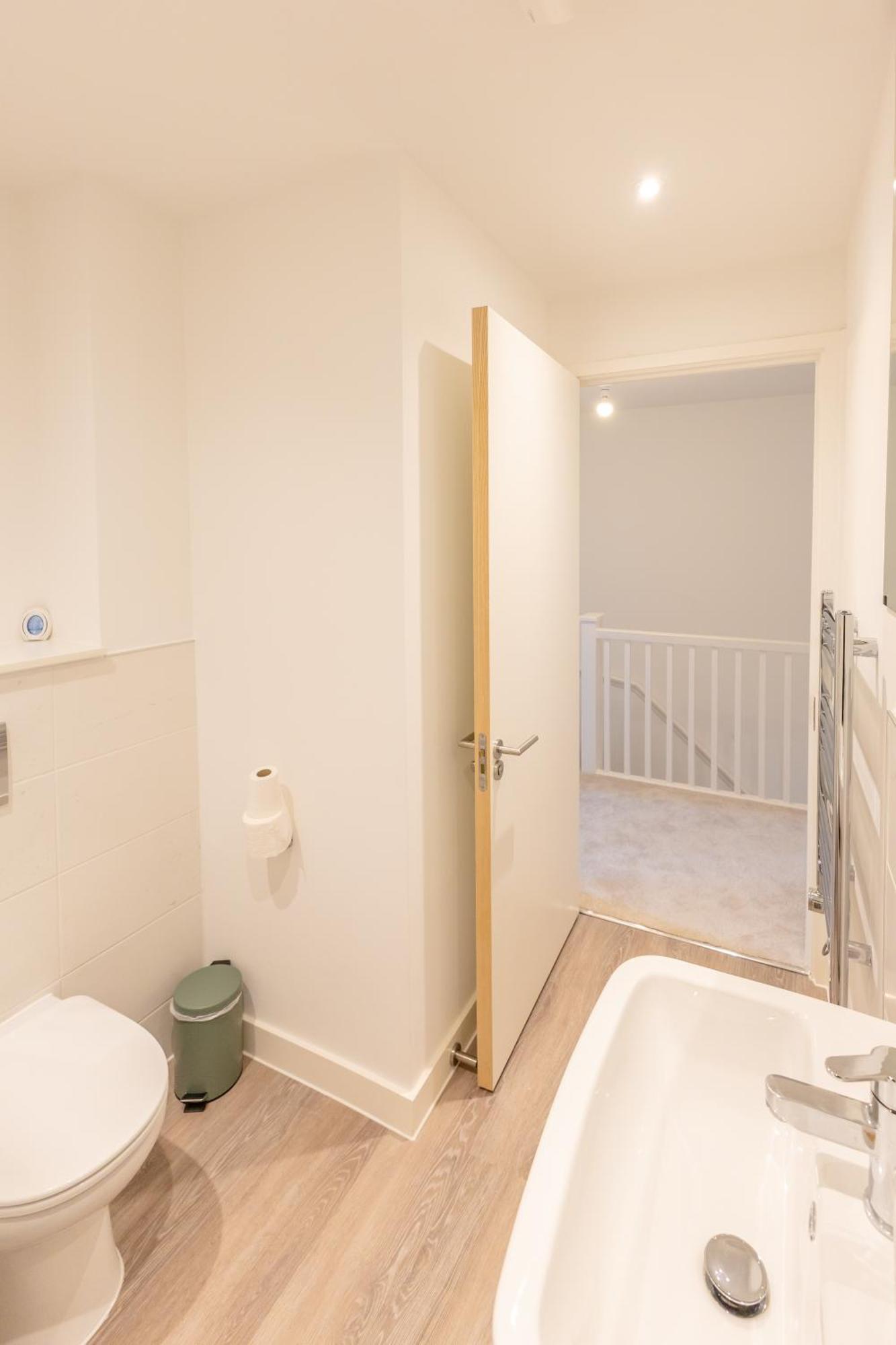 Stunning Modern 3 Bedroom Townhouse - Perfect Getaway Holiday home Manchester