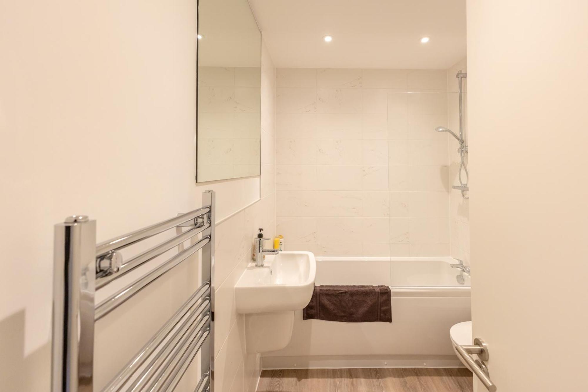 Stunning Modern 3 Bedroom Townhouse - Perfect Getaway Holiday home *