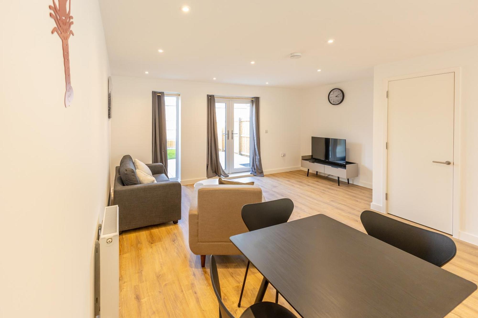Stunning Modern 3 Bedroom Townhouse - Perfect Getaway Holiday home *