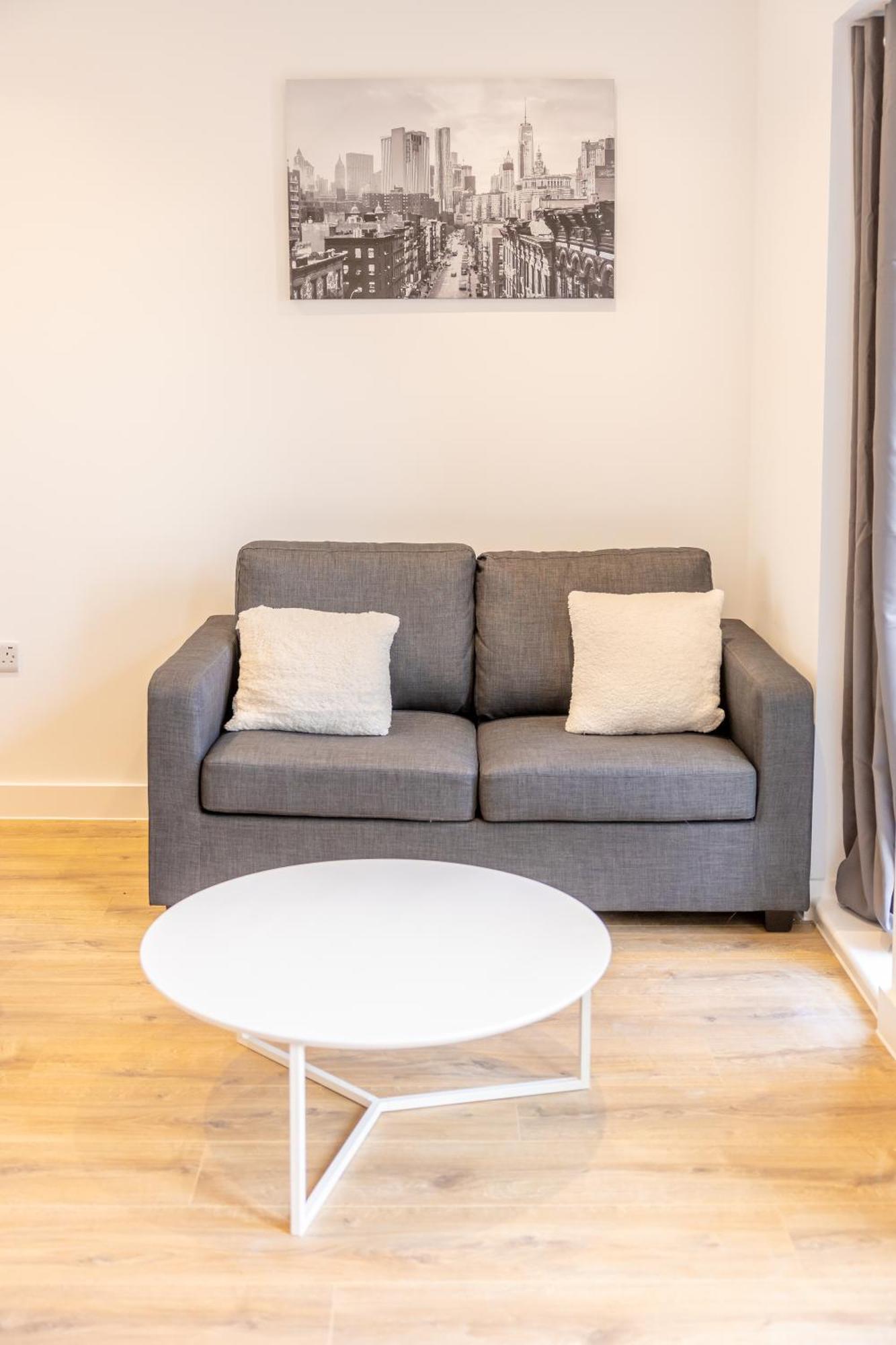 Stunning Modern 3 Bedroom Townhouse - Perfect Getaway Holiday home Manchester
