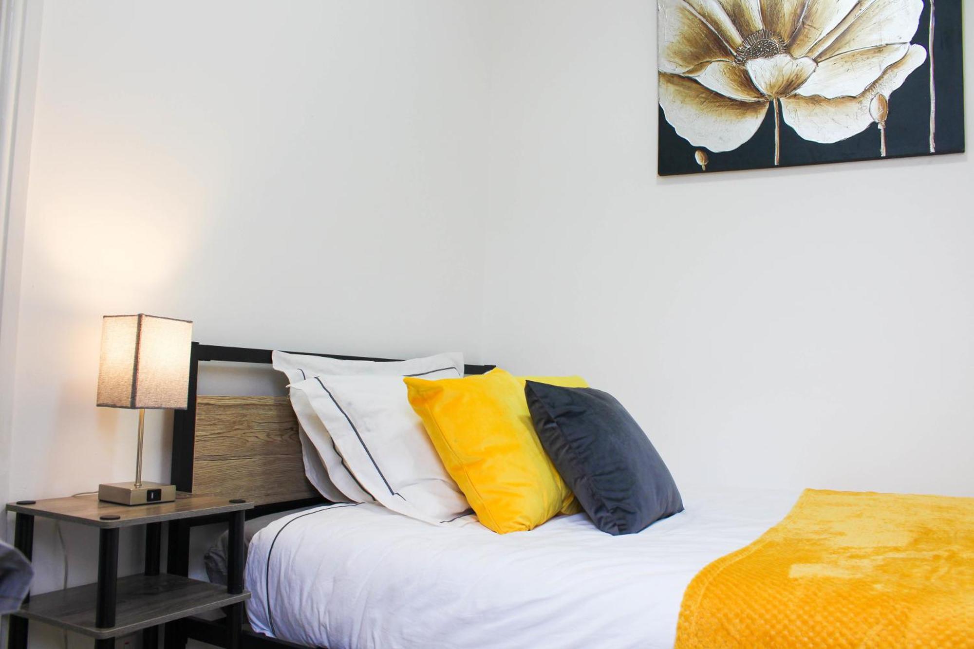 2 Min Walk Etihad Stadium & Coop Arena - 3br, Free Parking Apartment