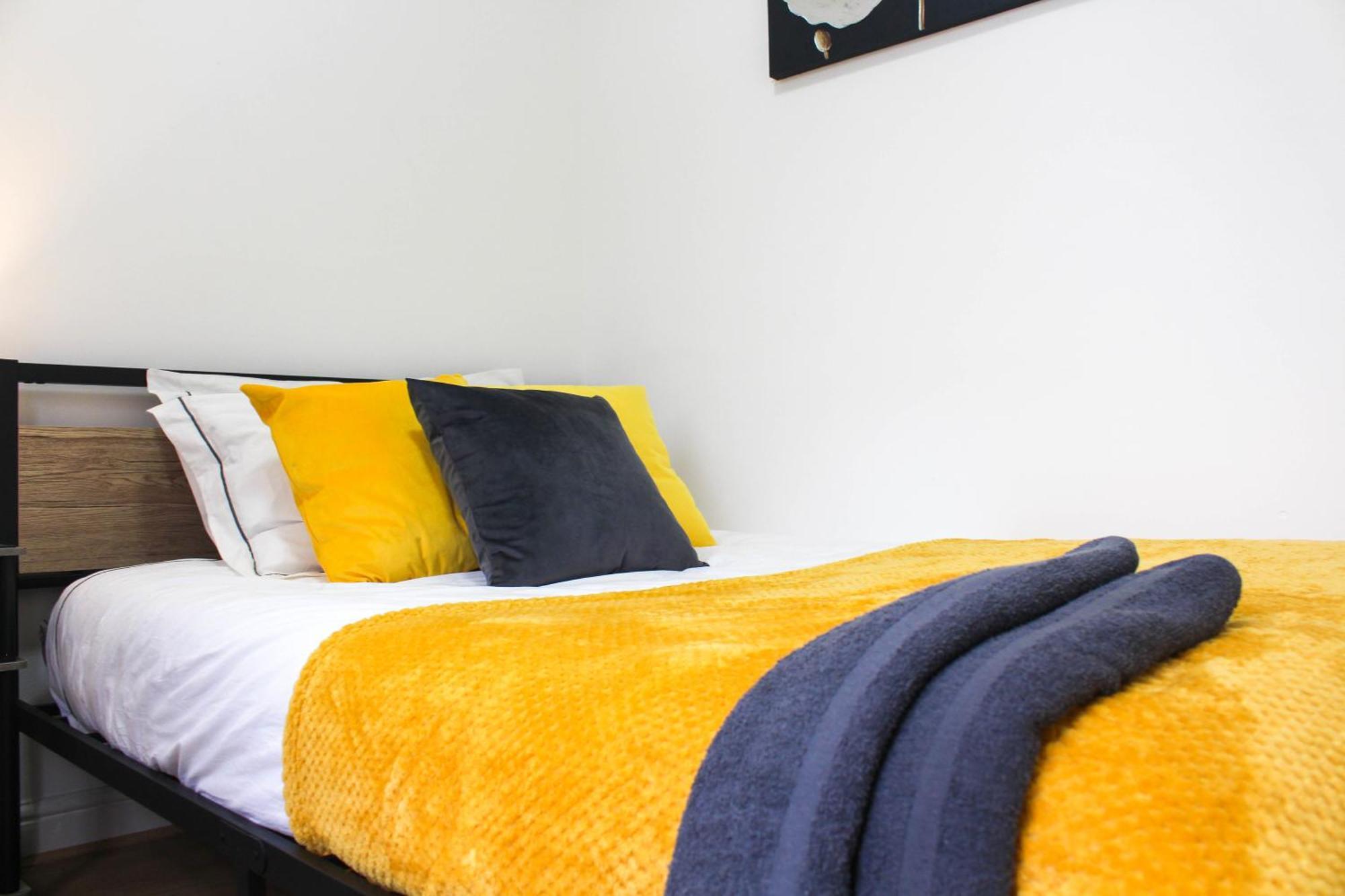 2 Min Walk Etihad Stadium & Coop Arena - 3br, Free Parking Apartment