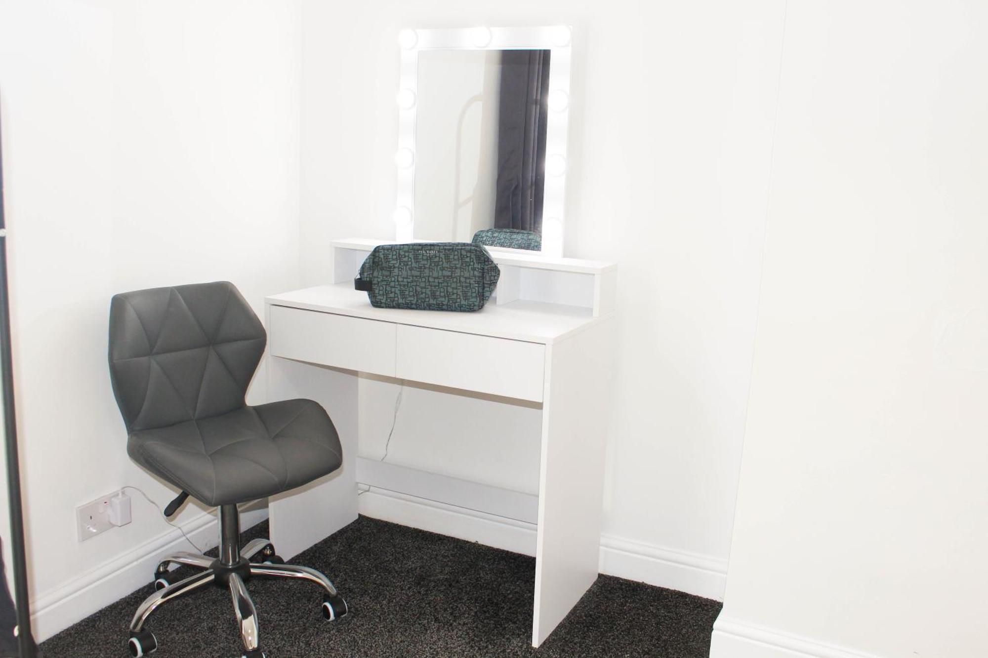 Apartment 2 Min Walk Etihad Stadium & Coop Arena - 3br, Free Parking *