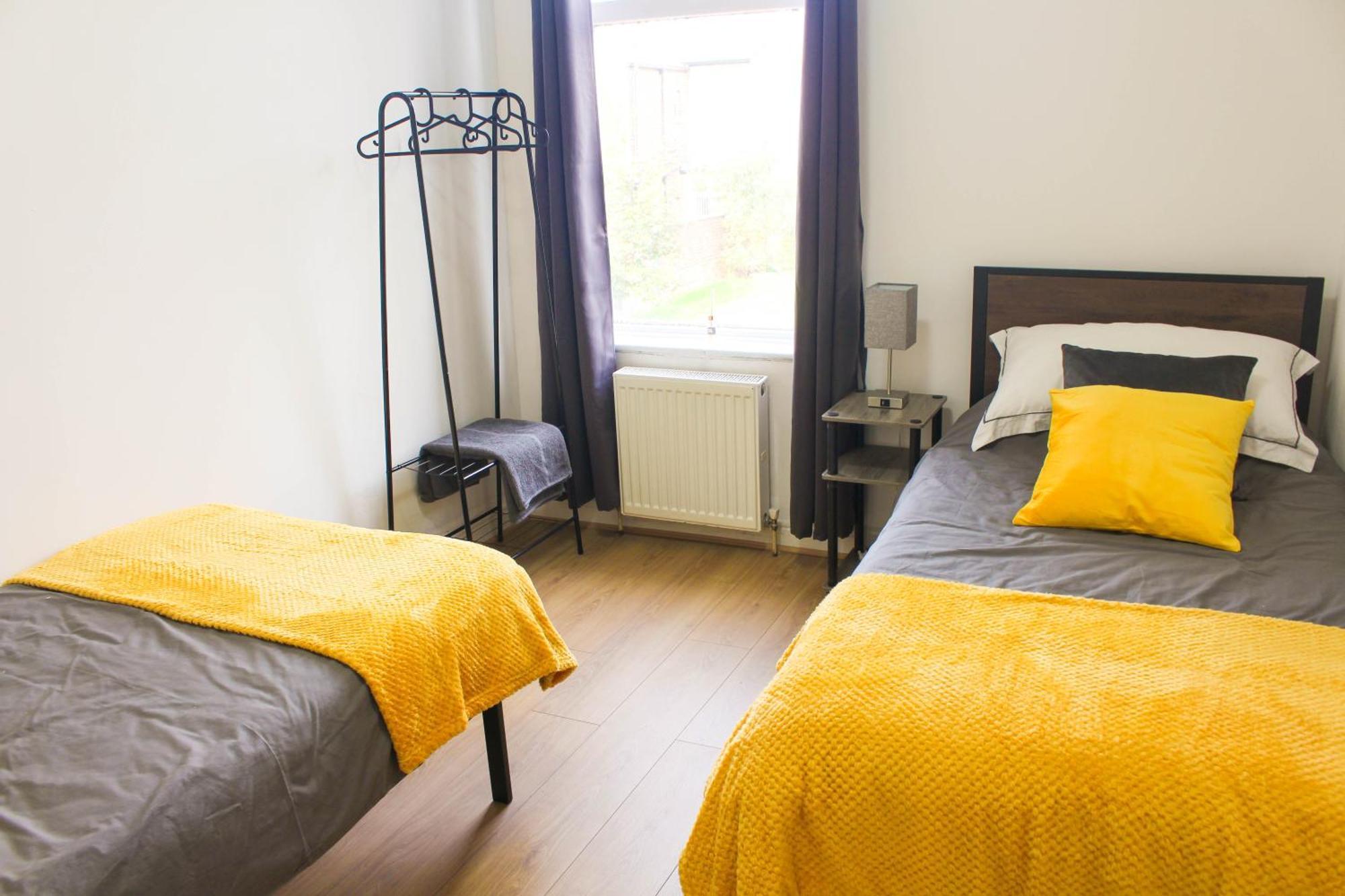 2 Min Walk Etihad Stadium & Coop Arena - 3br, Free Parking Apartment *