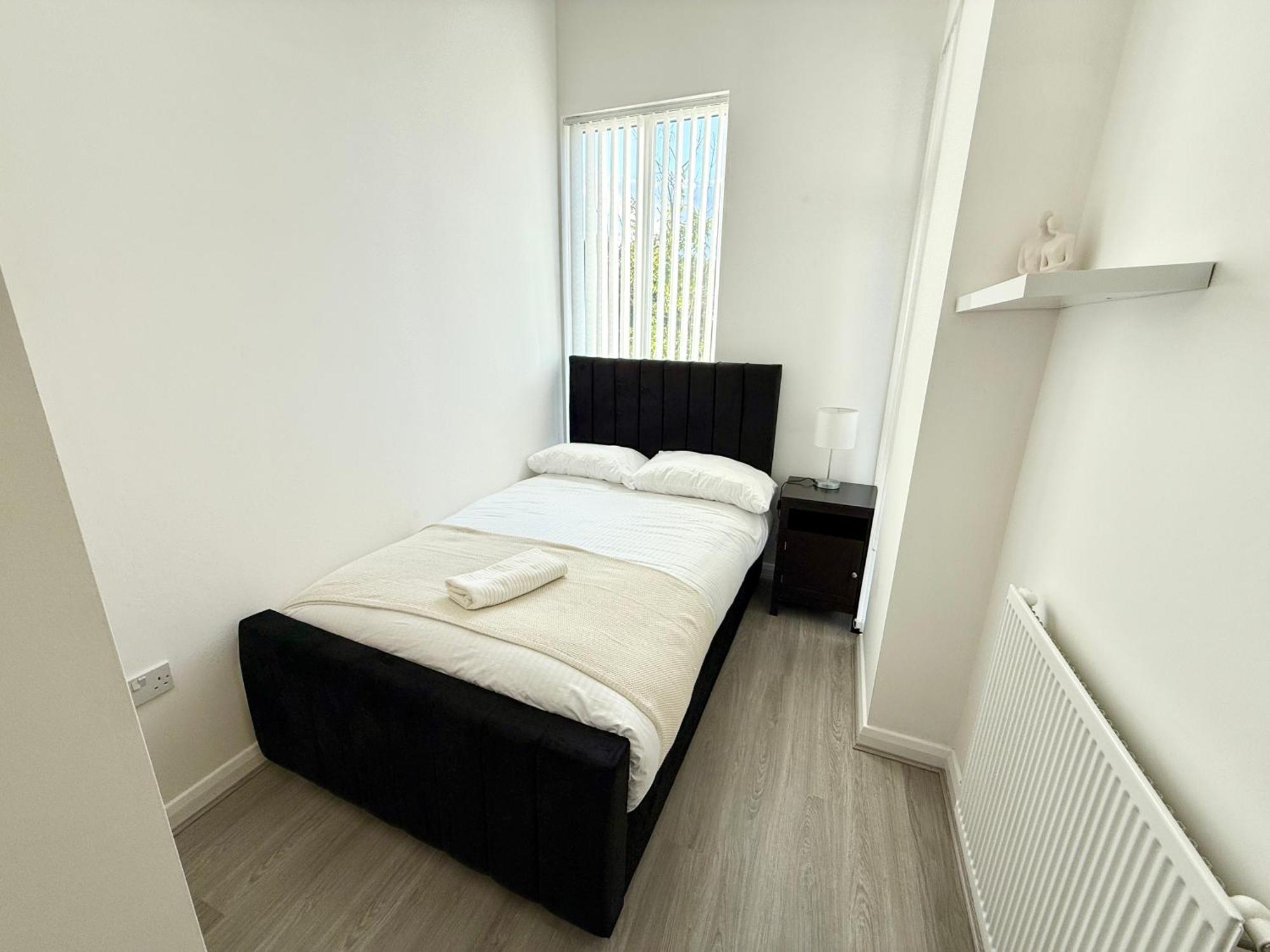 3 Bedroom House With Free Parking *