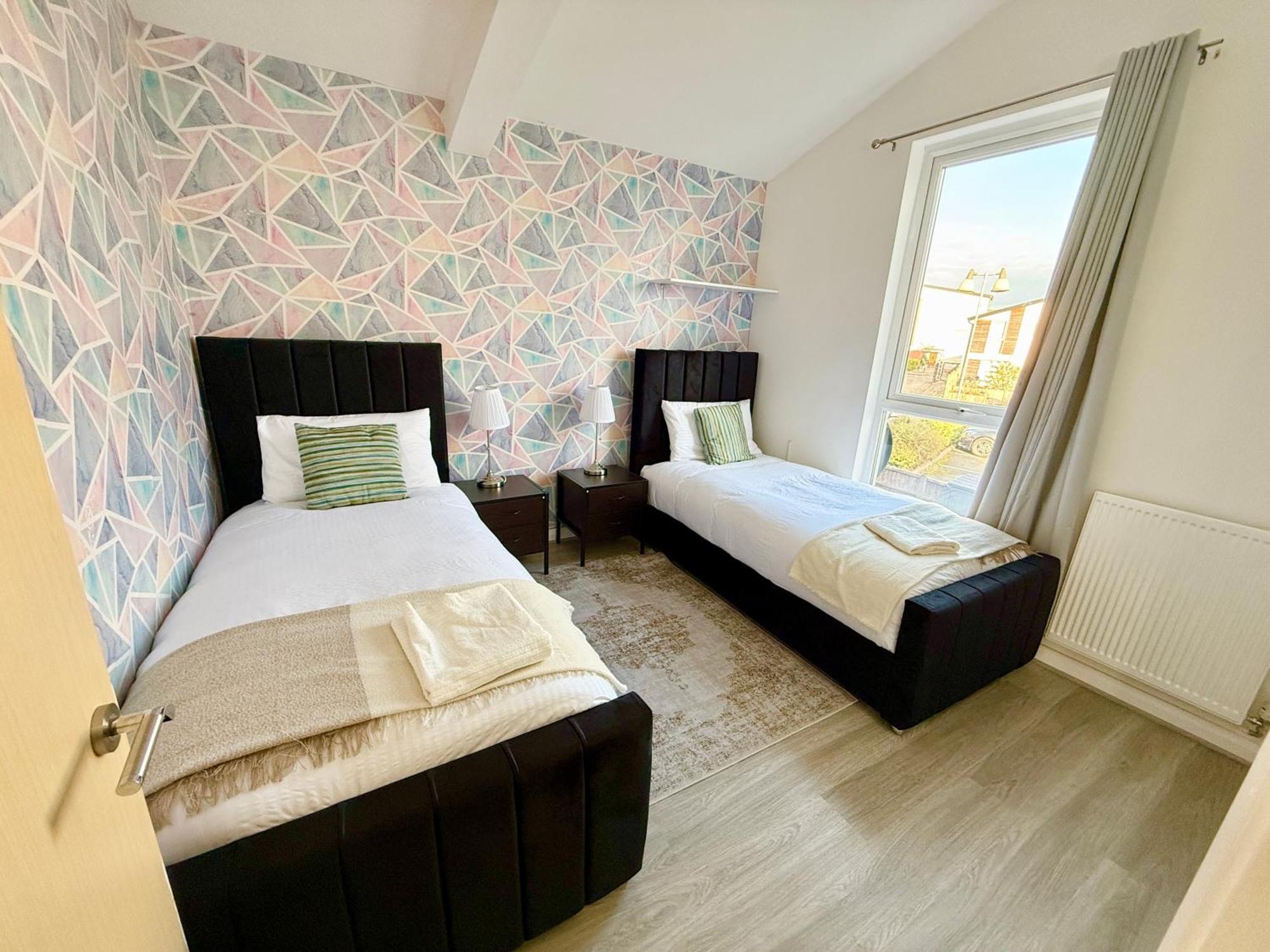 3 Bedroom House With Free Parking * Manchester