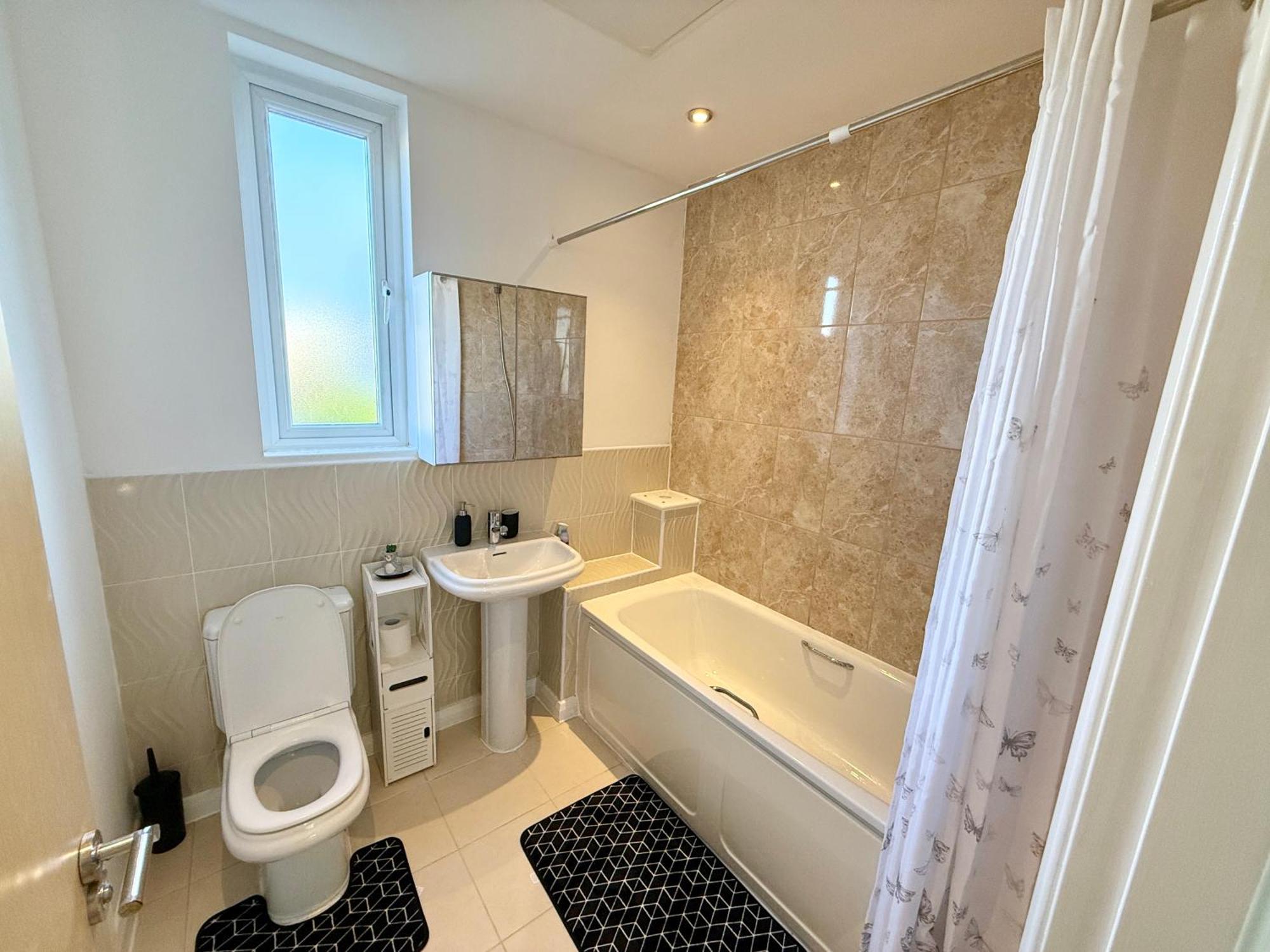 3 Bedroom House With Free Parking *