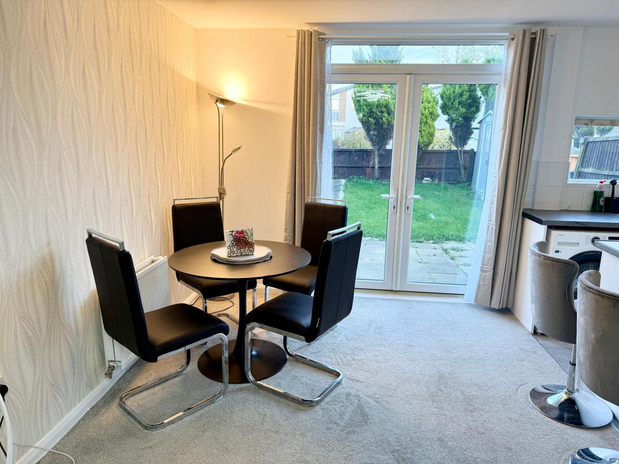 Vakantiehuis 3 Bedroom House With Free Parking