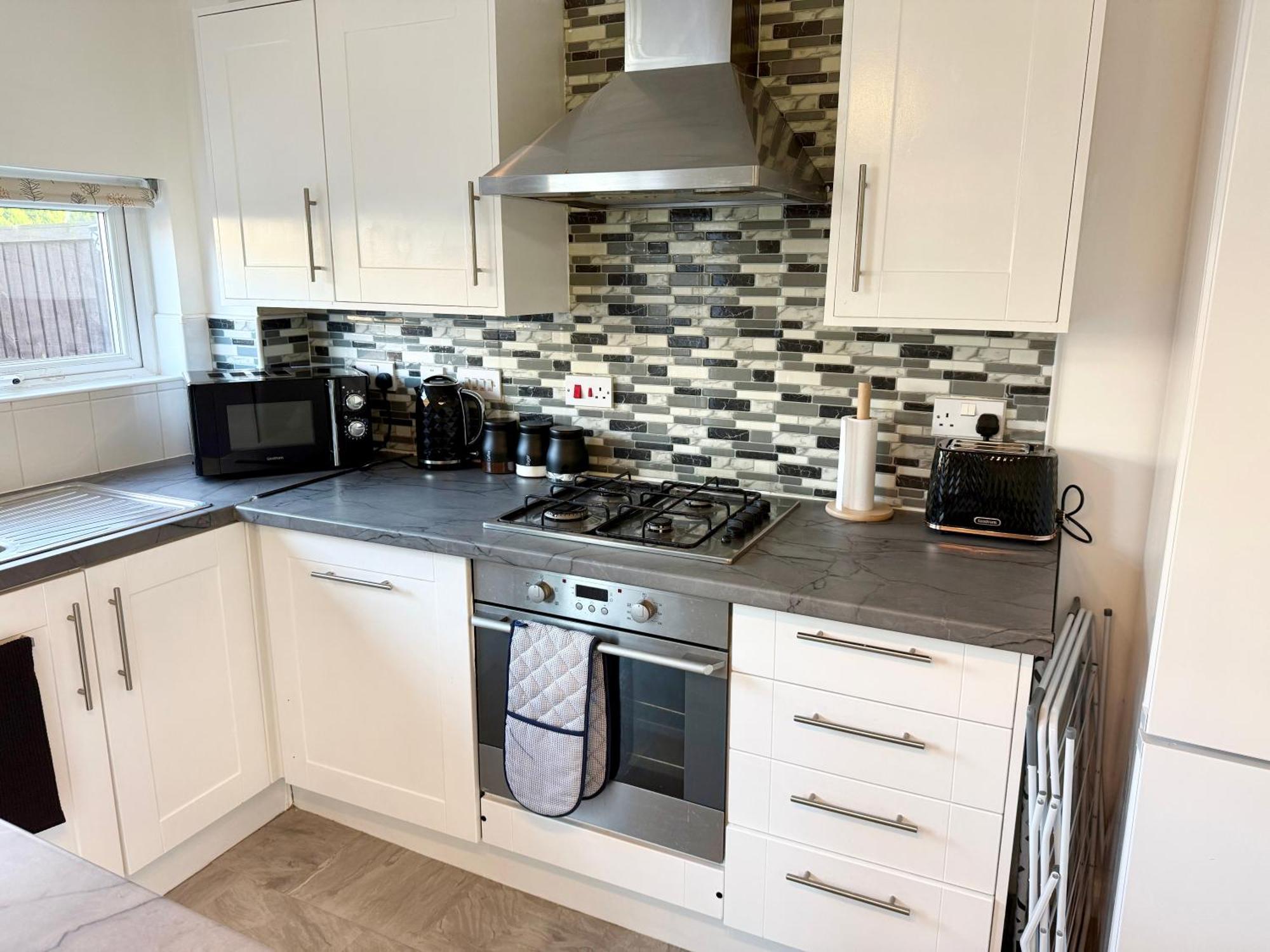 3 Bedroom House With Free Parking *
