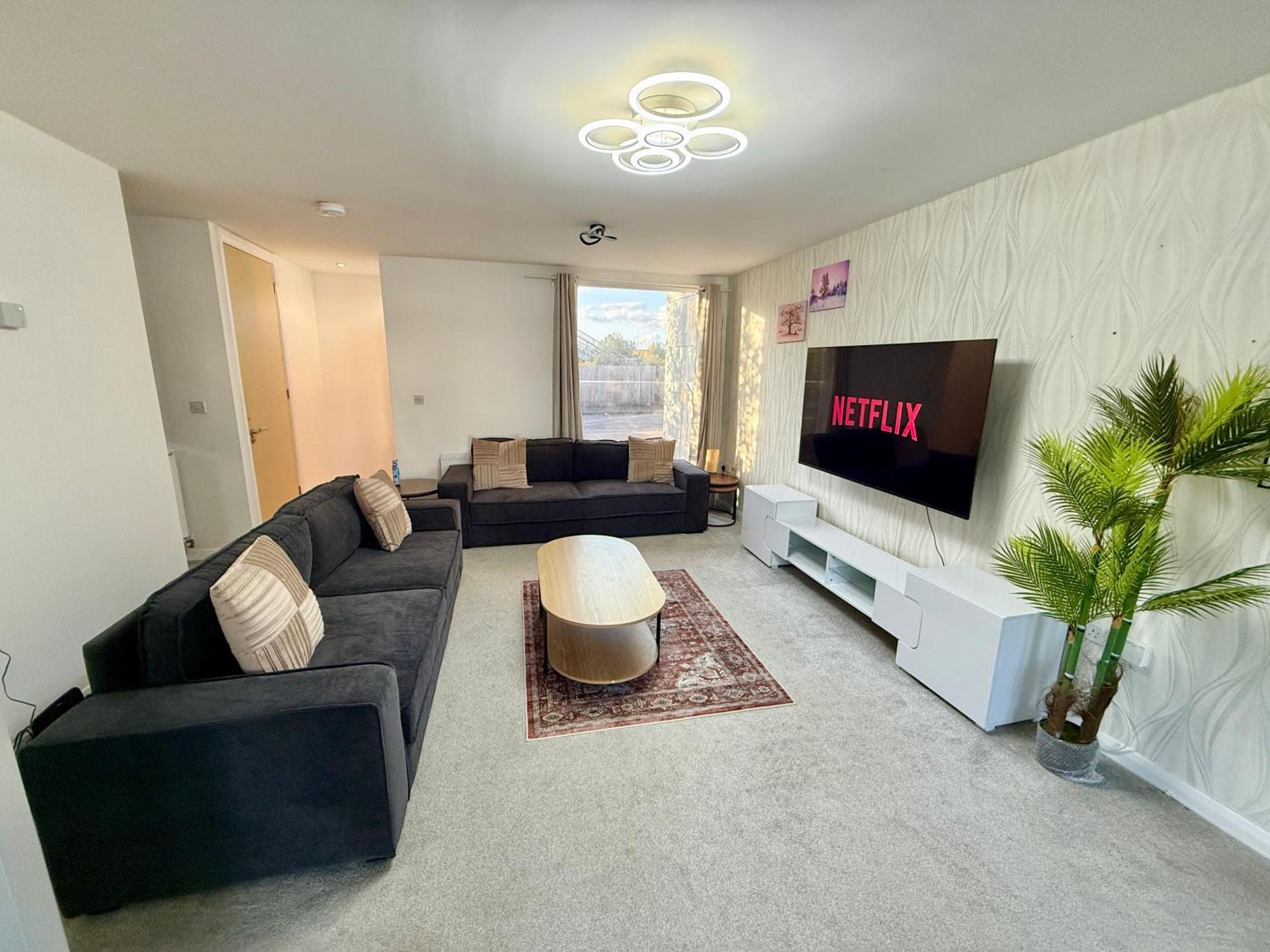 3 Bedroom House With Free Parking
