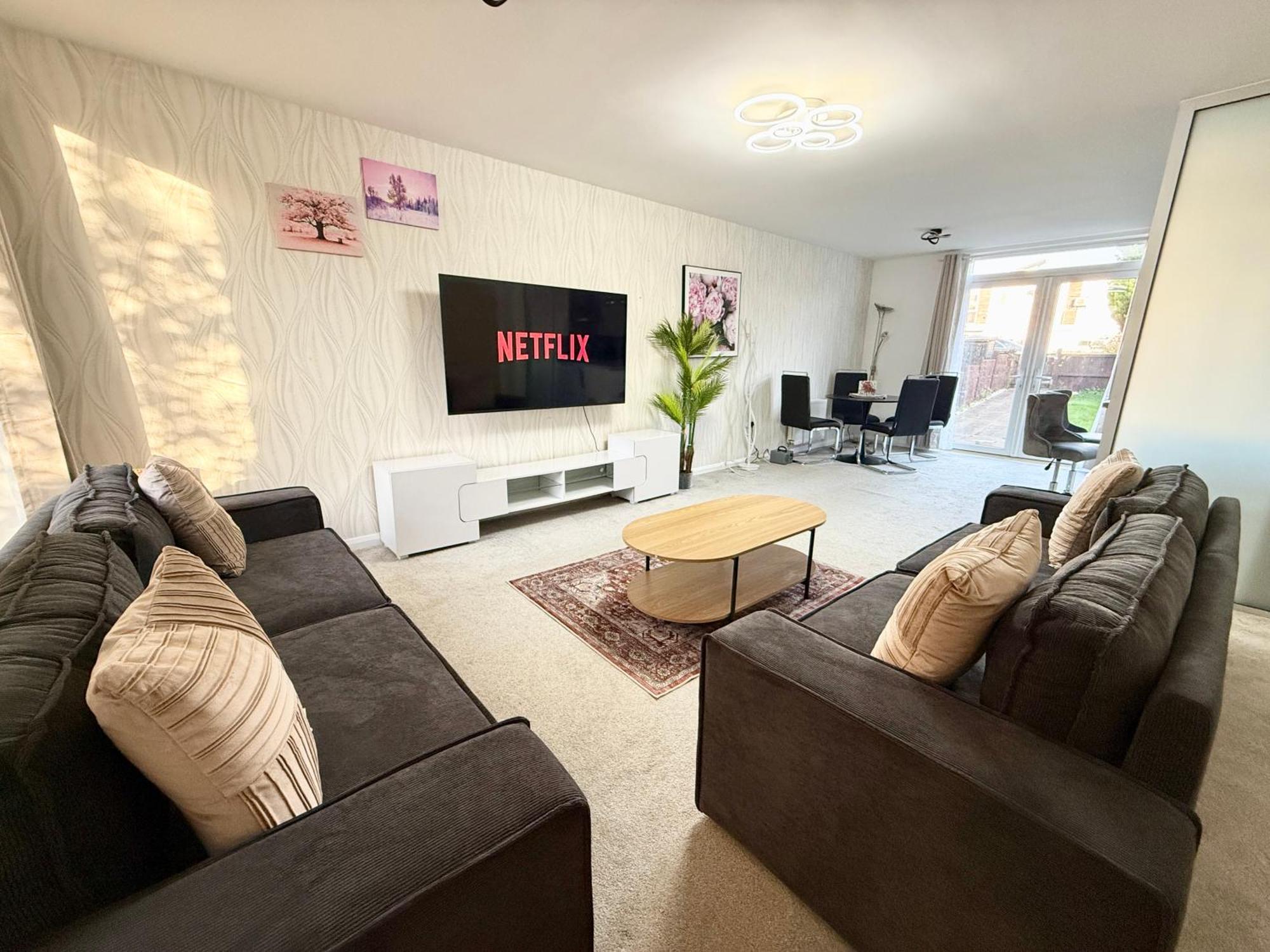 3 Bedroom House With Free Parking Vakantiehuis *