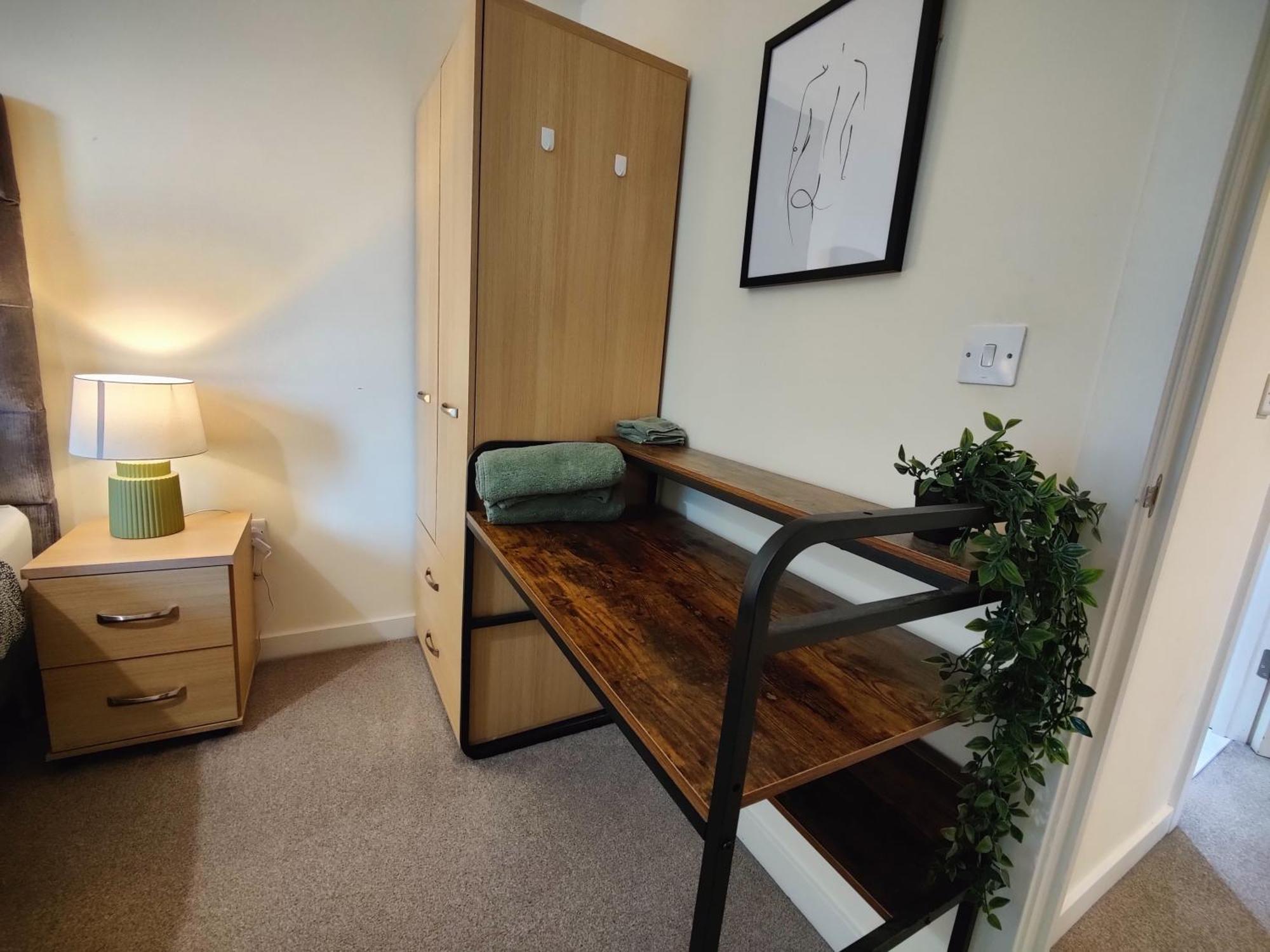 Free Private Parking - City Centre 2 Bedroom Ensuite Near Shopping & Financial Centre, Victoria Station & Ao *